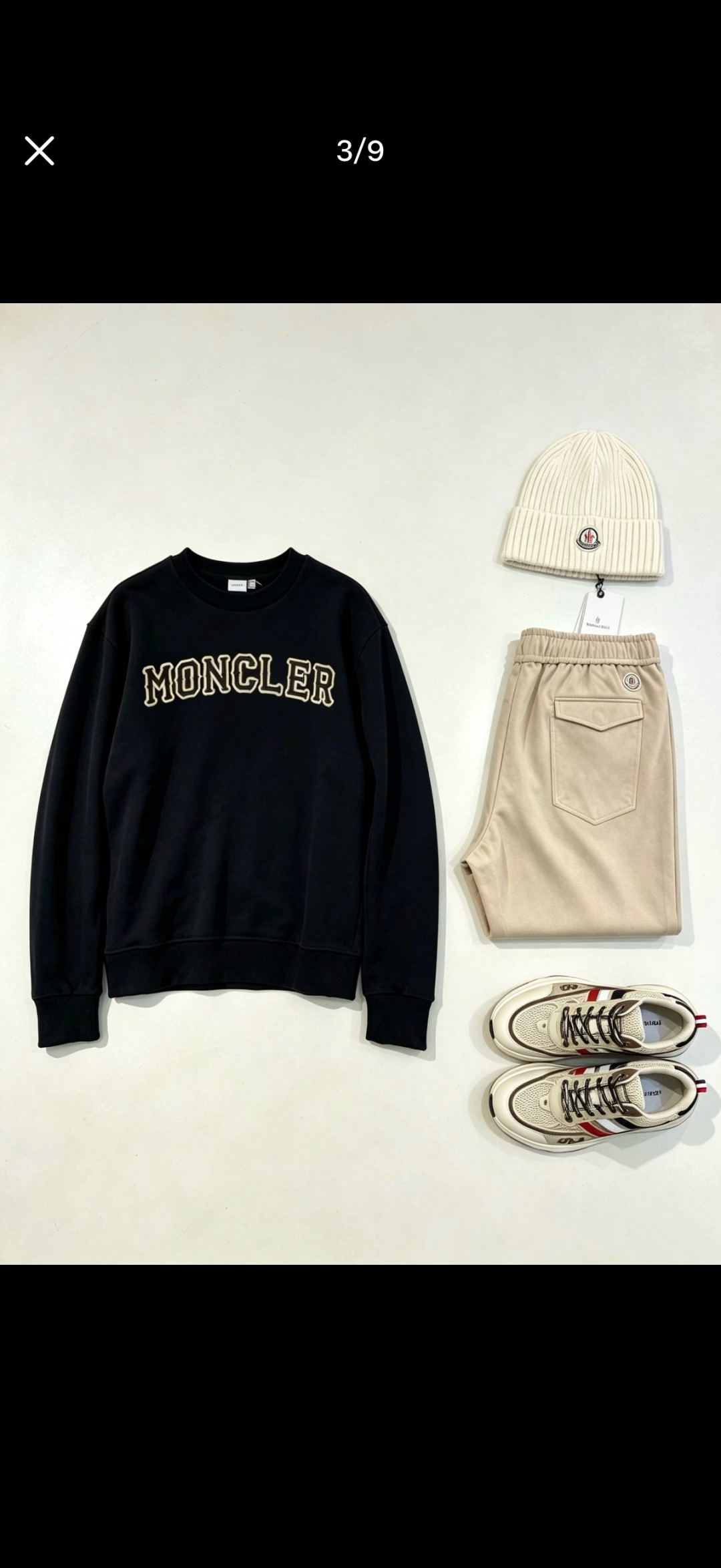 Moncler2026秋冬新品品牌印花圆领卫衣,黑白双色均为品牌标志性设计,胸前采用独特的拱形字母印花,胸前"MONCL Moncler2026秋冬新品品牌印花圆领卫衣,黑白双色均为品牌标志性设计,胸前采用独特的拱形字母印花,胸前"MONCL