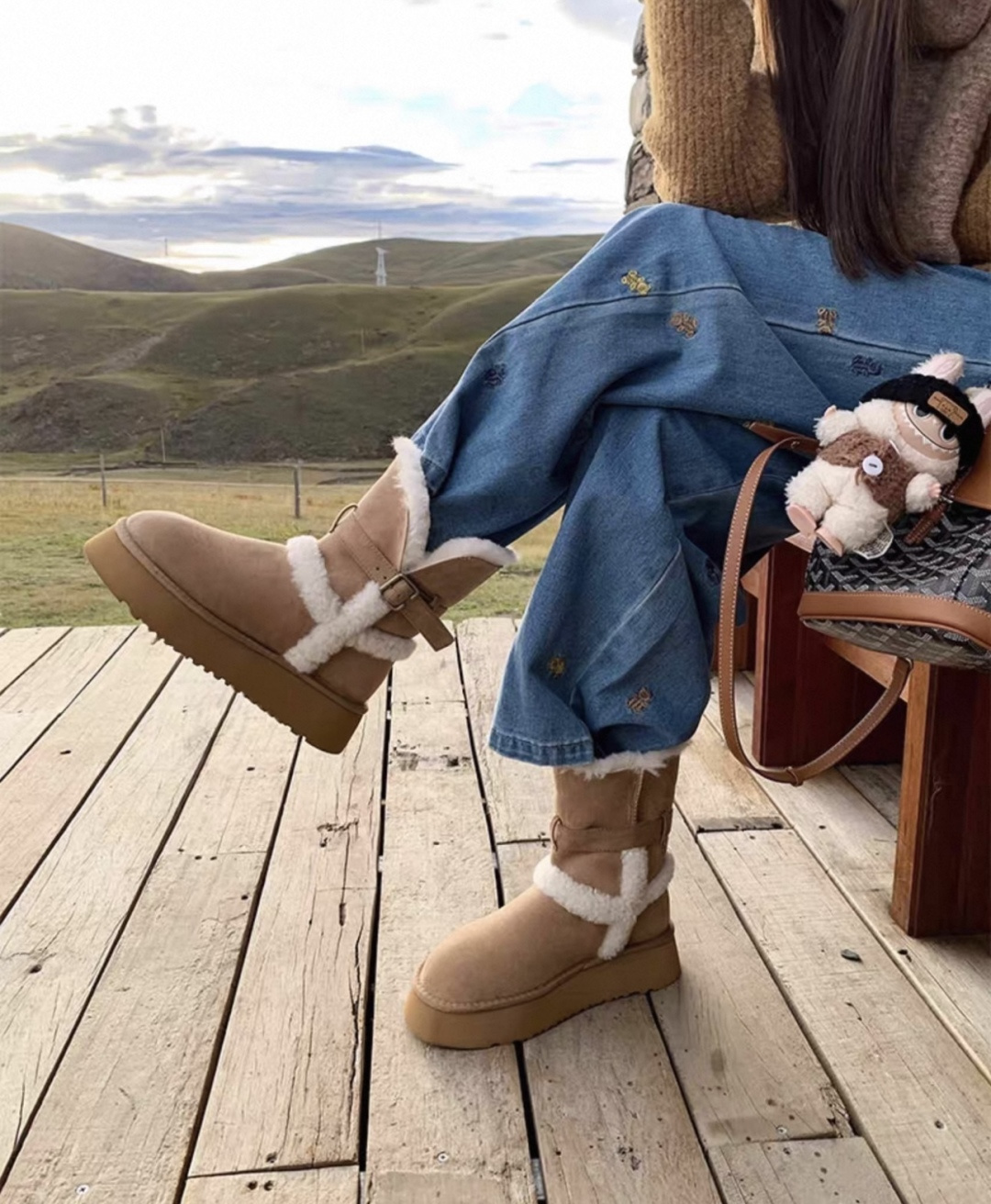 NO:651360,The 4CM heel height makes the legs look longer. She has the perfect temperament of a goddess and can also infinitely lengthen the leg lines. The soles are made of EVA foam, which is non-slip and wear-resistant and does not deform after long wear. It has better wear resistance and great softness. Snow boots, boots.198609094CM的跟高上脚显腿长 妥妥的气质女神 而且还能wu限拉长腿部线条 鞋底采用的是EVA发泡,底子防滑且耐磨久穿不变形不断底~耐磨性更好,同时柔软度棒,雪地靴,boots,Women's Shoes