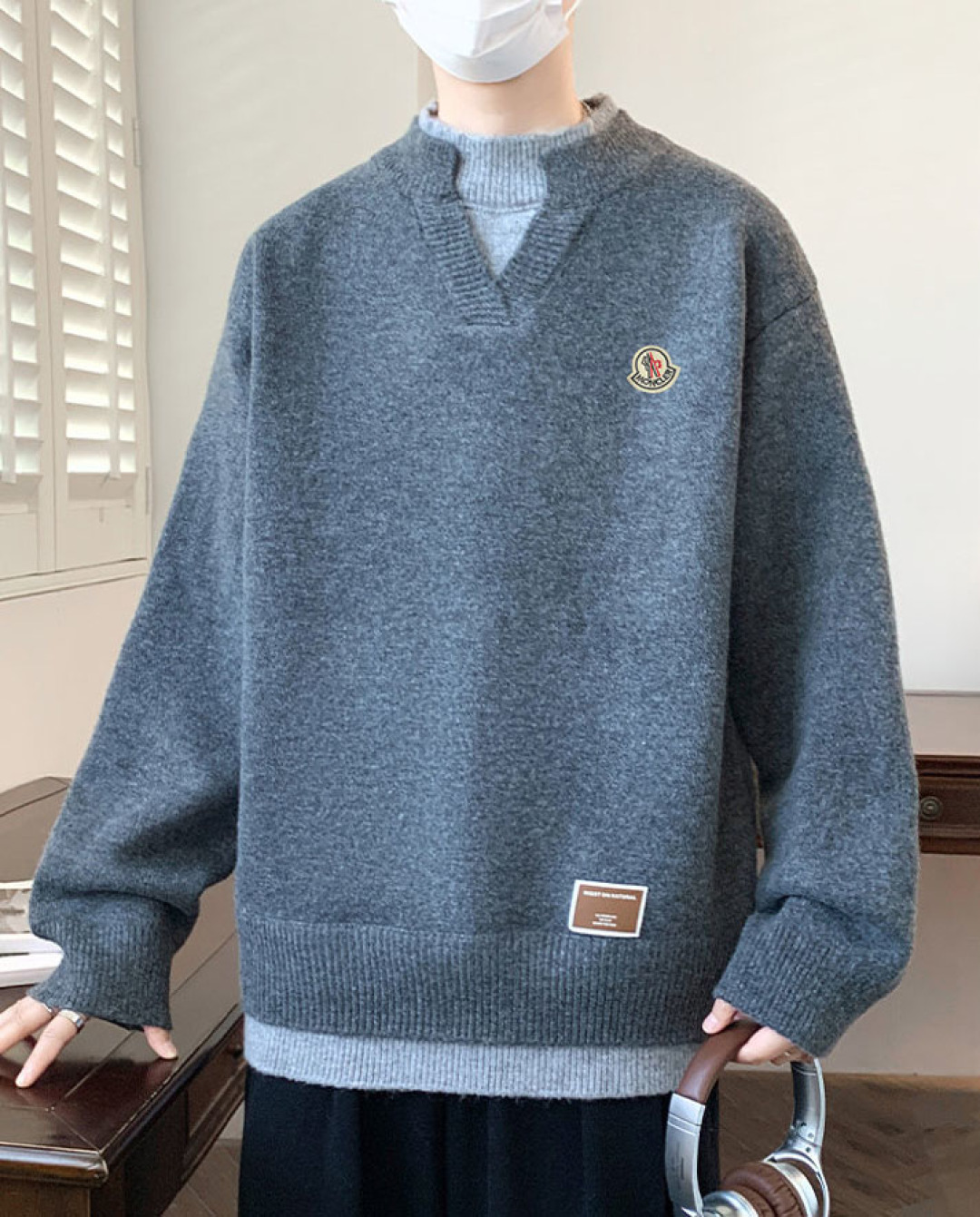 🛒购物价： 上新：p195


2025秋冬季新款蒙口毛衣！2025秋冬最新款！原版购入定制纱线！进口机器做工原版细节做工一致！手感超级舒适，双色齐发！秋冬必备款！男女皆宜！ 

颜色：图片色
尺码：图九