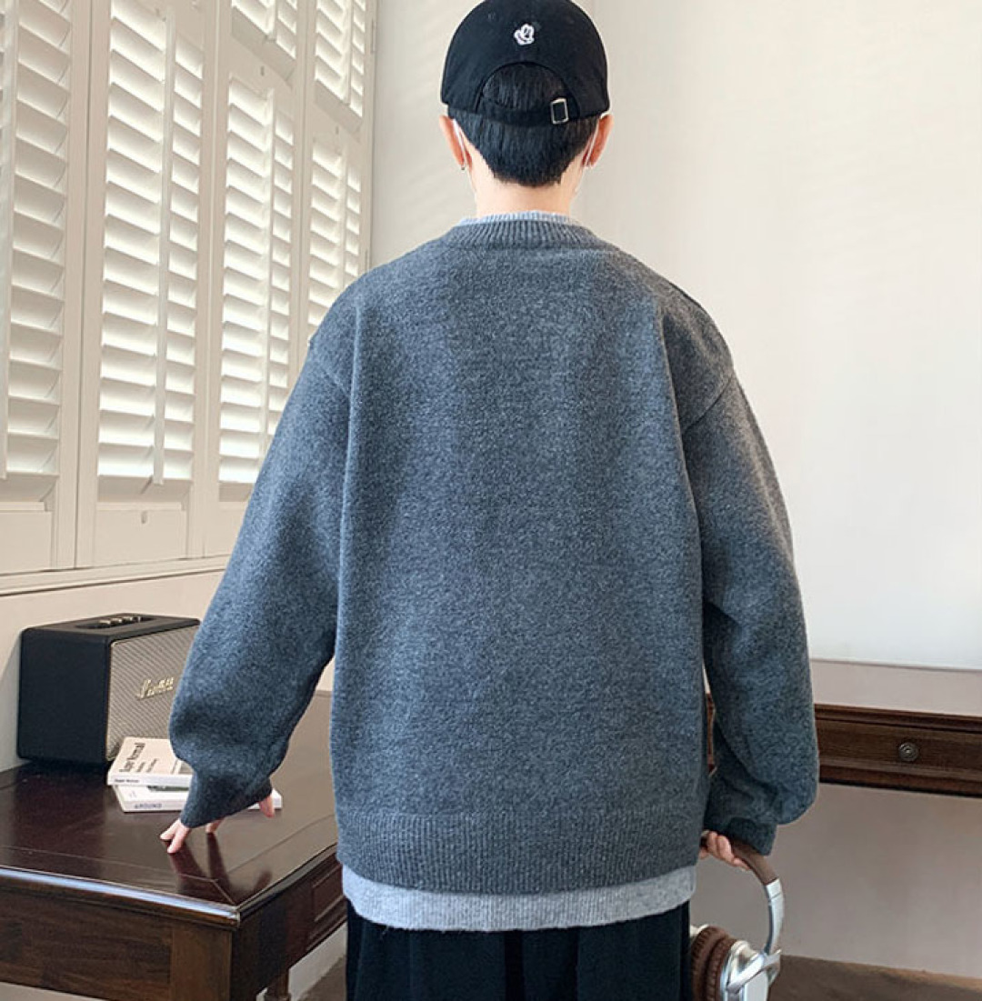 🛒购物价： 上新：p195


2025秋冬季新款蒙口毛衣！2025秋冬最新款！原版购入定制纱线！进口机器做工原版细节做工一致！手感超级舒适，双色齐发！秋冬必备款！男女皆宜！ 

颜色：图片色
尺码：图九