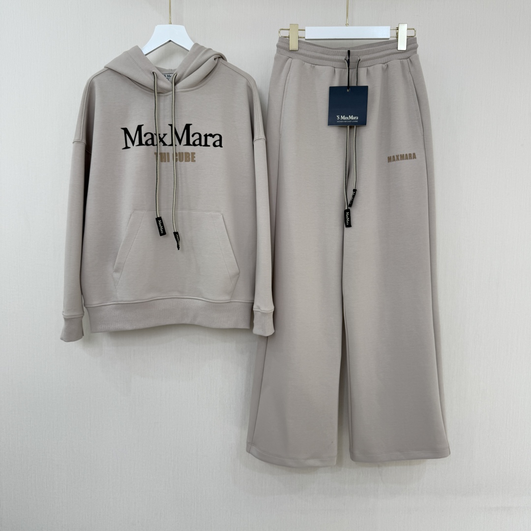 Maxmara 年新品棉质徽标印花连帽卫衣套装。购入专柜原版:定制。采用原版定制棉质混纺面料，胶质印花工艺，原版分解开版定制抽绳。外贸原单大厂代加工出品，品质做工一流。相信买过我们家卫衣的客户都知道我们的用料与做工都是非常硬的。\n      本款套装卫衣采用宽松版型设计，而裤子采用宽松直筒版型。卫衣的前胸与裤子的侧边都印有Maxmara徽标。帽沿饰有绣花字母。采用柔软又带有弹性的棉质混纺面料，舒适透气。整体效果简单大方，卫衣与裤子不管是连套穿着还是分开配套都十分好看\n颜色：杏色 驼色\n码数：S M L XL