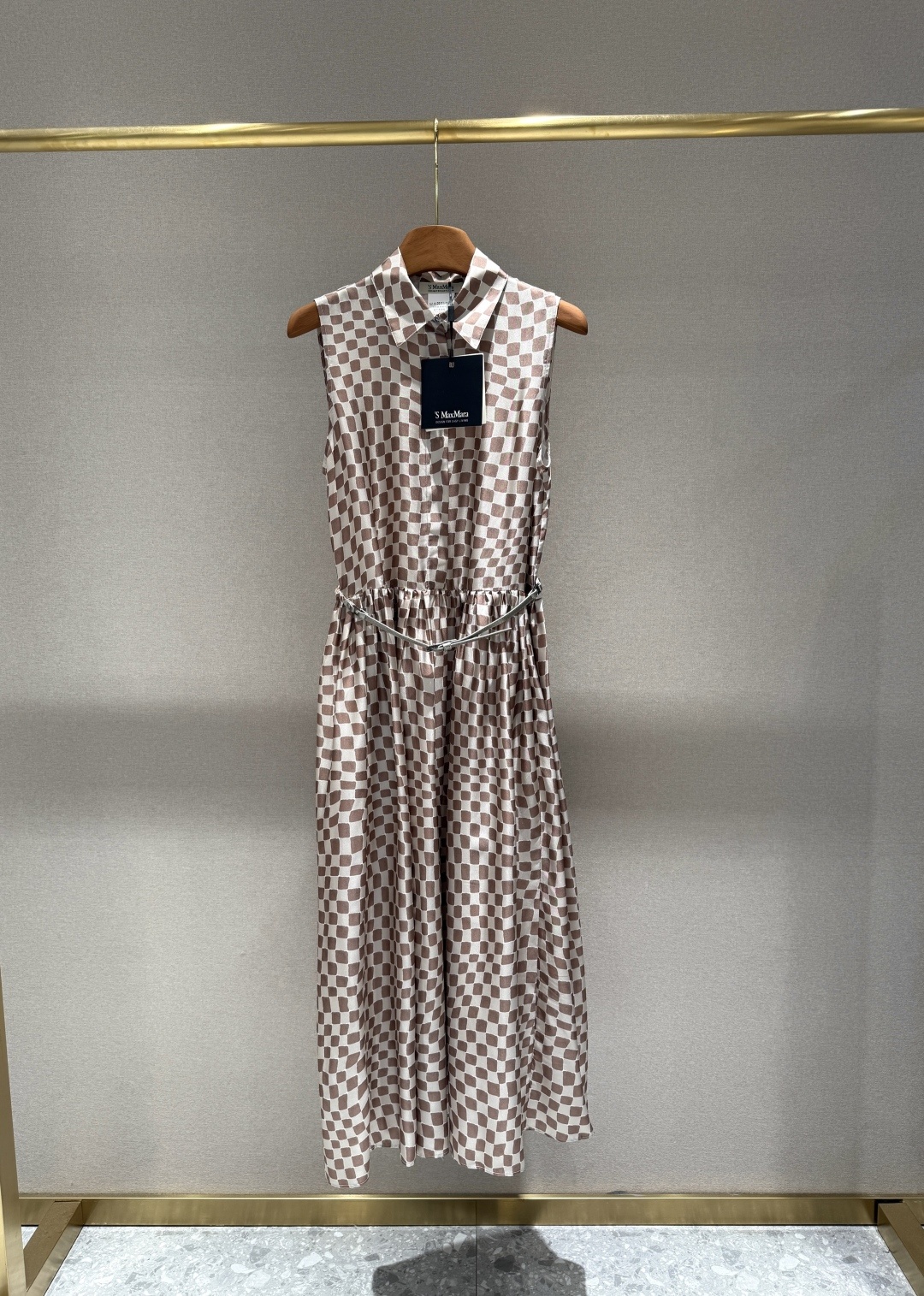Maxmara 2025年秋季新款真丝印花无袖连衣裙。购入专柜原版11定制。采用100%真丝面料,数码印