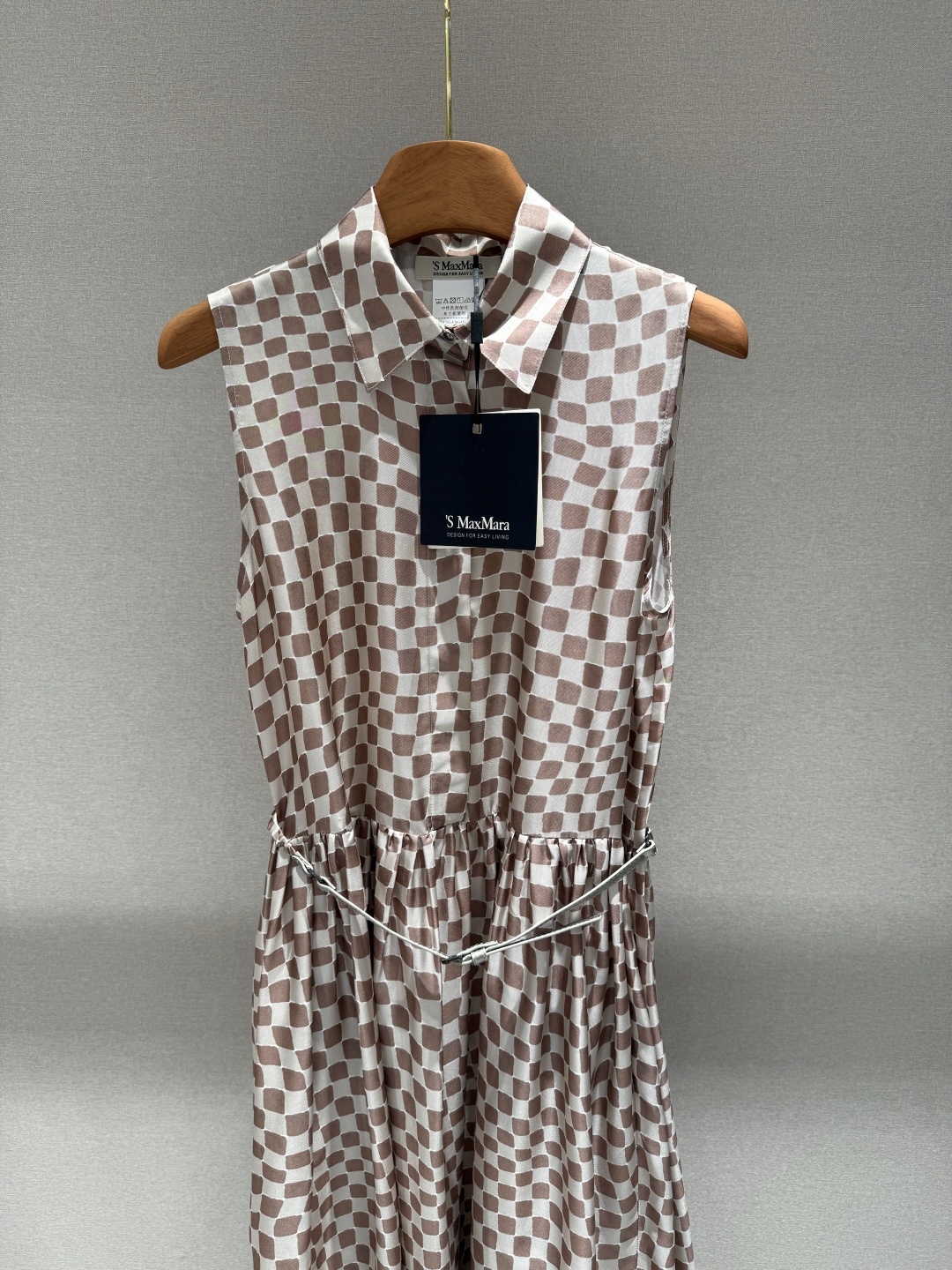 Maxmara 2025年秋季新款真丝印花无袖连衣裙。购入专柜原版11定制。采用100%真丝面料,数码印