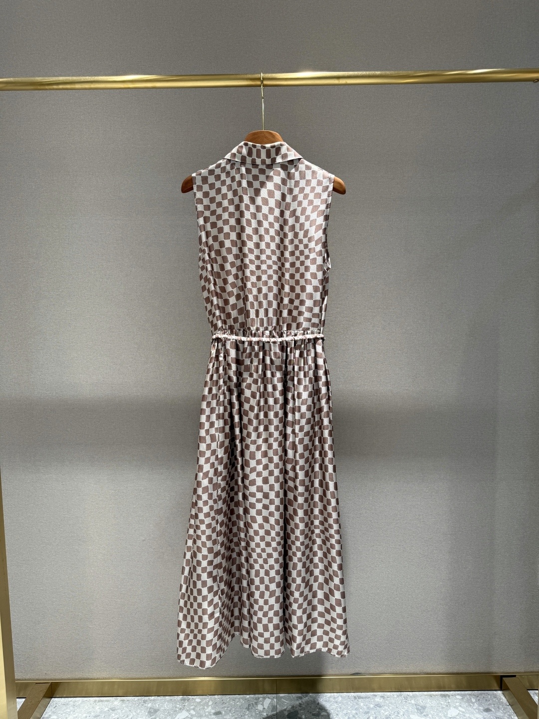 Maxmara 2025年秋季新款真丝印花无袖连衣裙。购入专柜原版11定制。采用100%真丝面料,数码印