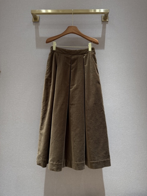 Uma Wang 2025 A/W Corduroy Midi Skirt - Mustad Color, Elegant Pleated Design 1 Uma Wang 2025 A/W Corduroy Midi Skirt - Mustad Color, Elegant Pleated Design