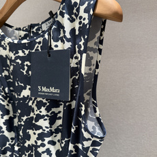 Maxmara 2026年春夏新品真丝印花无袖连衣裙。外贸大厂代加工出品,品质做工绝对一流。购入专柜原版 Maxmara 2026年春夏新品真丝印花无袖连衣裙。外贸大厂代加工出品,品质做工绝对一流。购入专柜原版