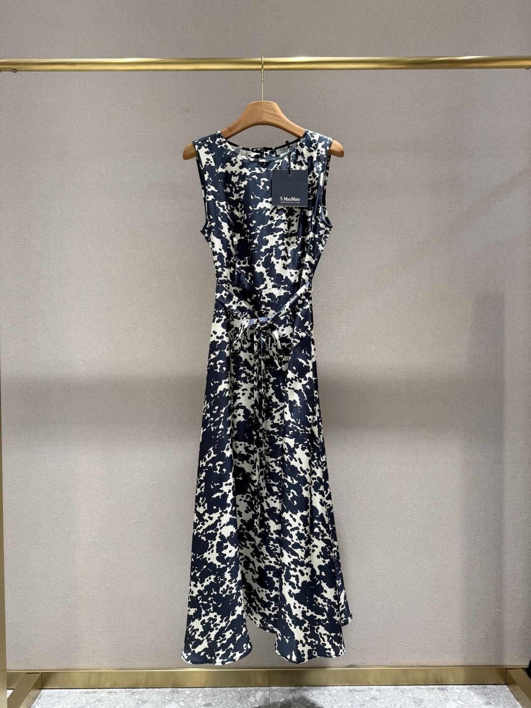 Maxmara 2026年春夏新品真丝印花无袖连衣裙。外贸大厂代加工出品，品质做工绝对一流。购入专柜原版