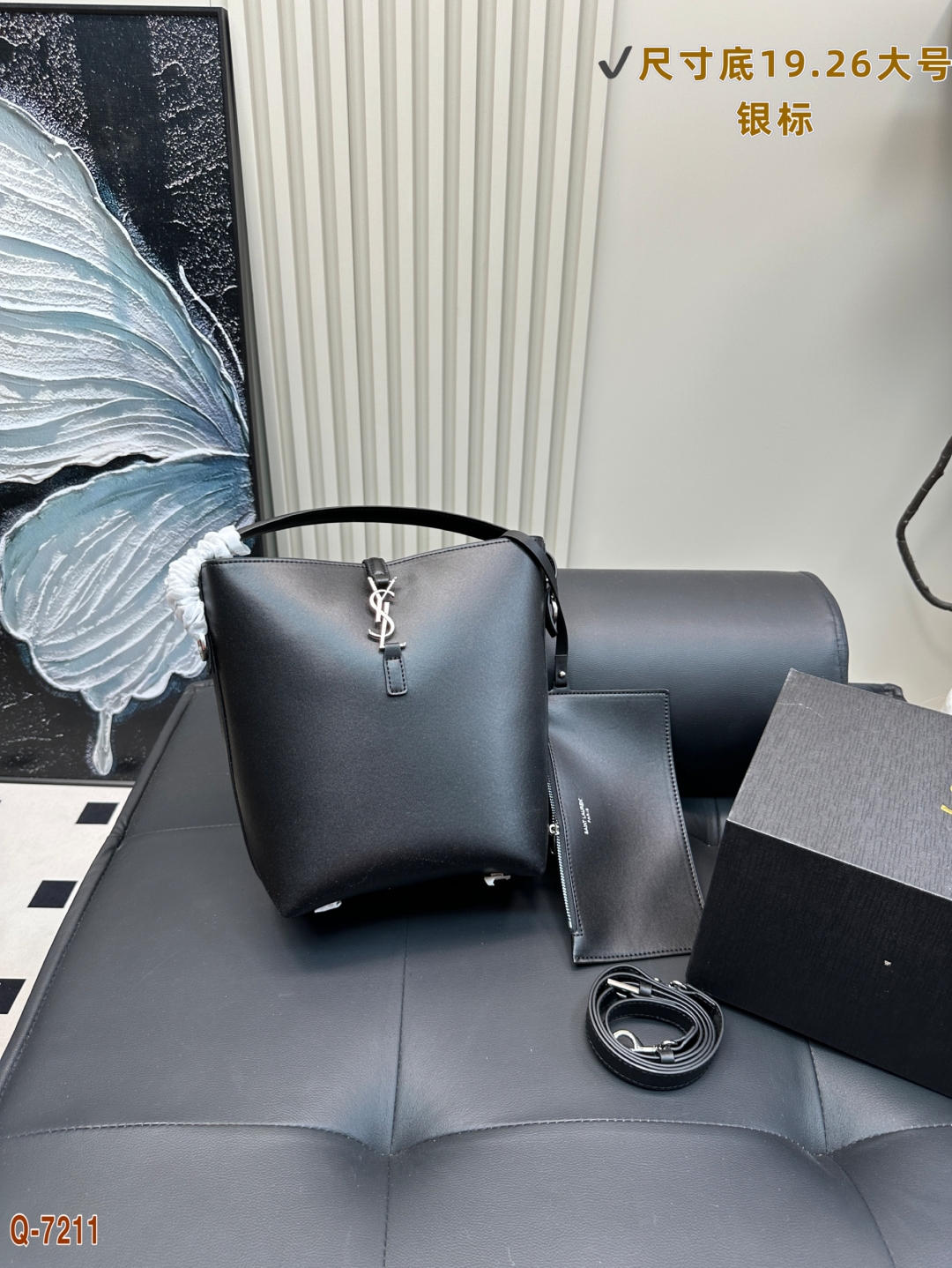 💰370大号 配折叠盒 圣罗兰YSL新款HOBO水桶包 今年火到爆炸腋下包水桶包 简约而别致 充满设计感 出街通勤都可 营造出慵懒随性氛围感 内里空间很大配手机包一个以实用主义回归日常四季皆可背 自重很轻尺寸19.26大号
