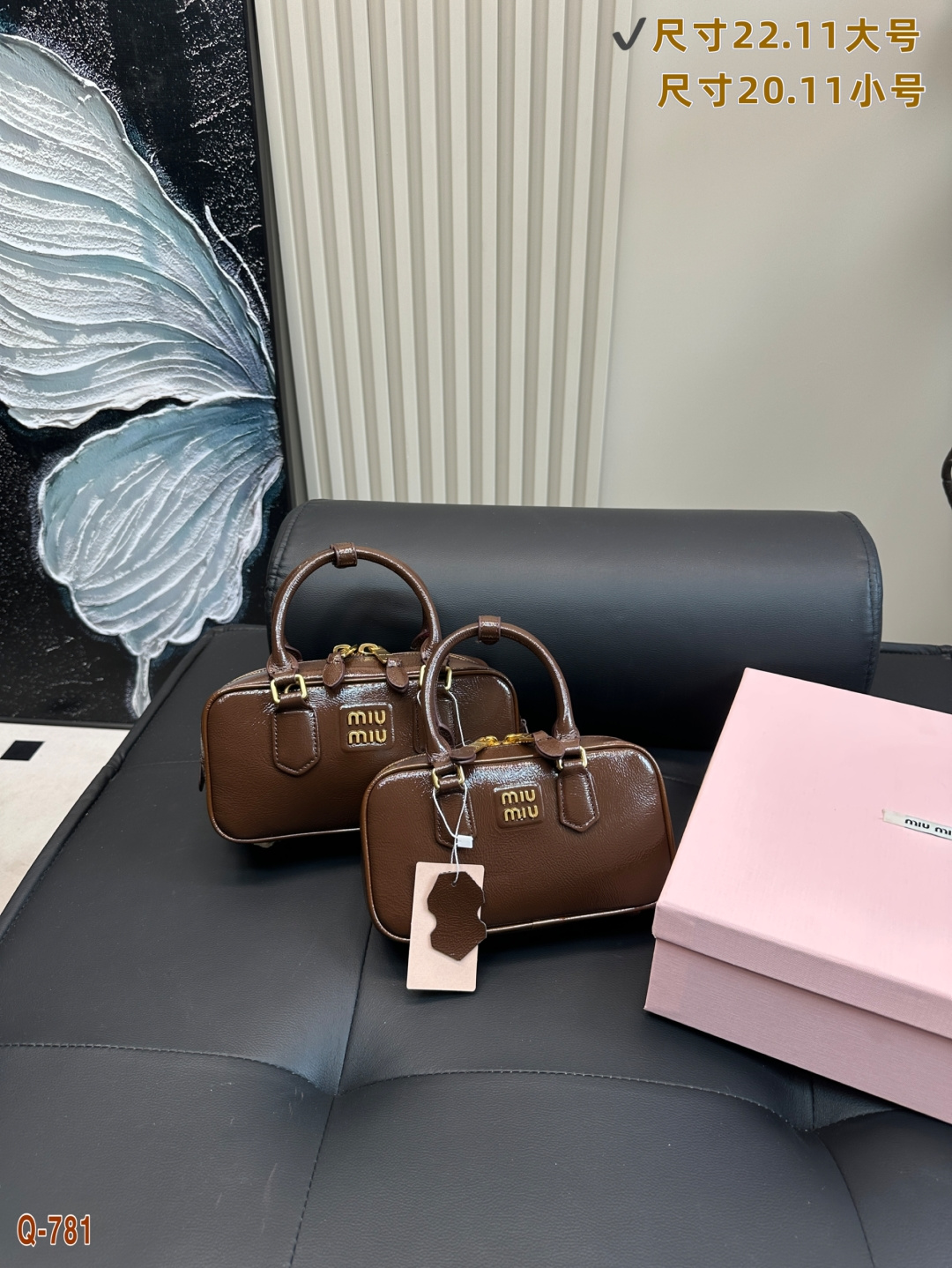 💰440(大小同价) 缪缪miumiu新款来袭,牛皮 这款漆皮保龄球包包,时尚感爆棚!小众设计,让你在人群中脱颖而出。 棕色款式,简约而不失高级,无论是通勤还是约会都完美适配。 大客量设计,轻松收纳你的日常必备品,托特包的实用性也不在话下哦! 念适合女大学生,不仅实用,更是时尚的象征,让你成为校园里的焦点。