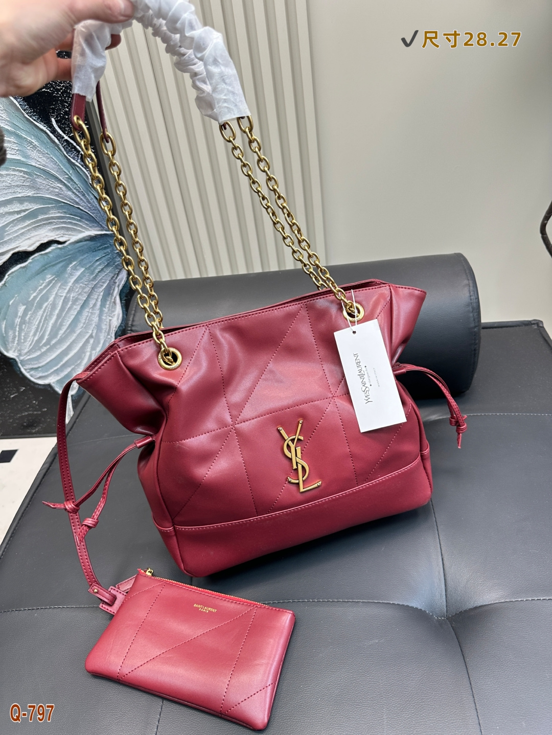 💰360 YSL圣罗兰💰OCHON_福袋水桶包 意大利进口柔软小羊皮 抽绳设计让手袋呈现出自然高级的褶皱感 金属链条和包身上的金属logo相得益彰上身自然有种散发松弛的时髦感 福袋造型更加独特有态度!超大容量 可放下笔记本电脑 尺寸:28.27