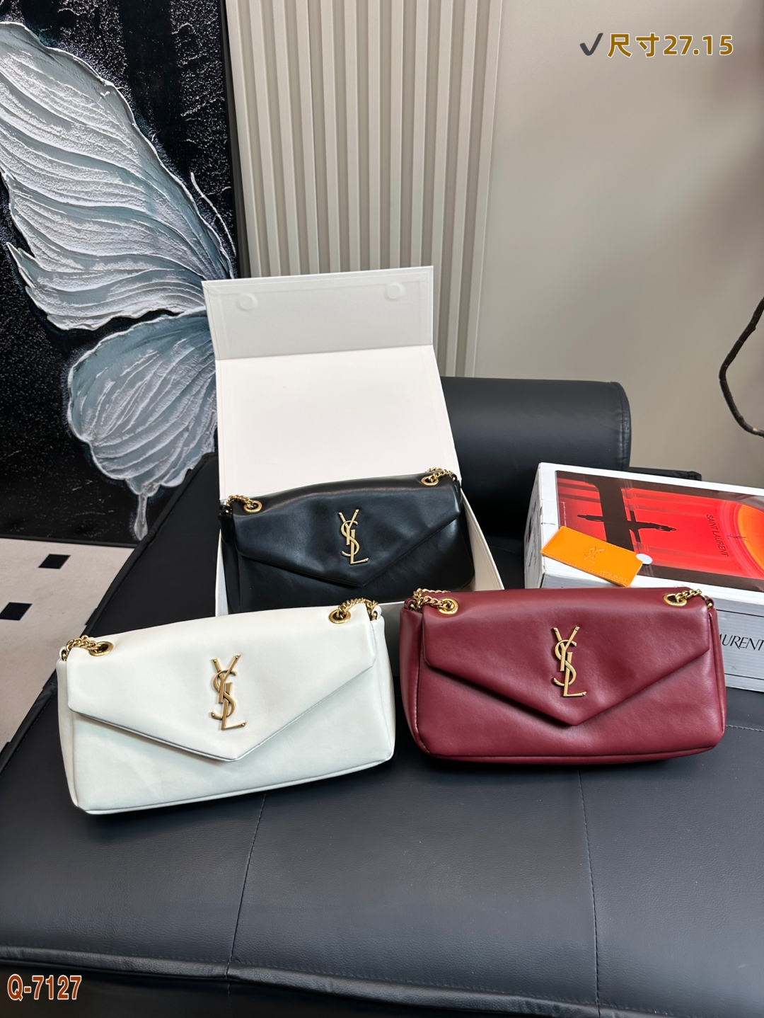 💰355 免税店全套包装 圣罗兰的 yslcaly💰so 不算很热门 甚至有点冷门 但上身一下子就爱上了caly💰so 有点胖胖的可可爱爱软软的小羊皮材质摸着很舒服有质感日常会是很实用的 尺寸27.15