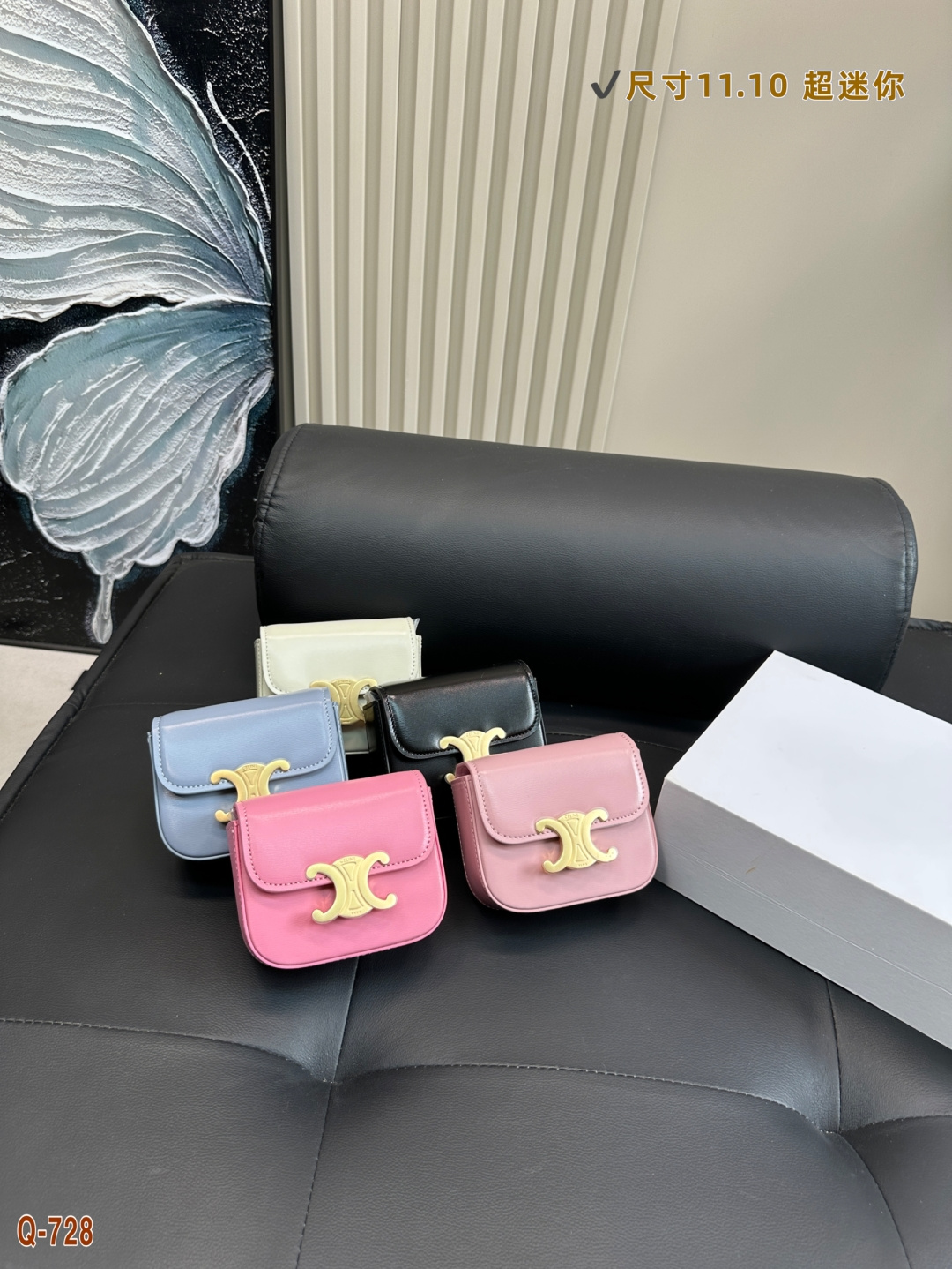 💰295 配折叠盒 赛琳CELINE新品. 火出宇宙的CELINE迷你凯旋门 推出新系列啦~ 完全是拽姐与甜美的全新组合! 多种材质和颜色可以选择~ 快来寻找属于你的小废包! 尺寸11.10