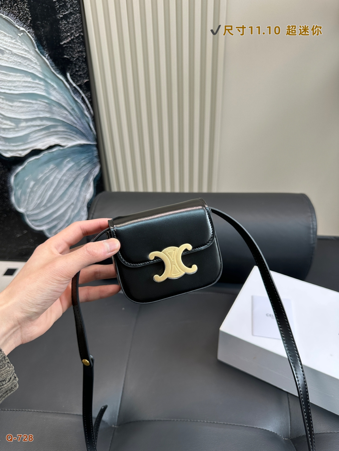 💰295 配折叠盒 赛琳CELINE新品. 火出宇宙的CELINE迷你凯旋门 推出新系列啦~ 完全是拽姐与甜美的全新组合！ 多种材质和颜色可以选择~ 快来寻找属于你的小废包！ 尺寸11.10