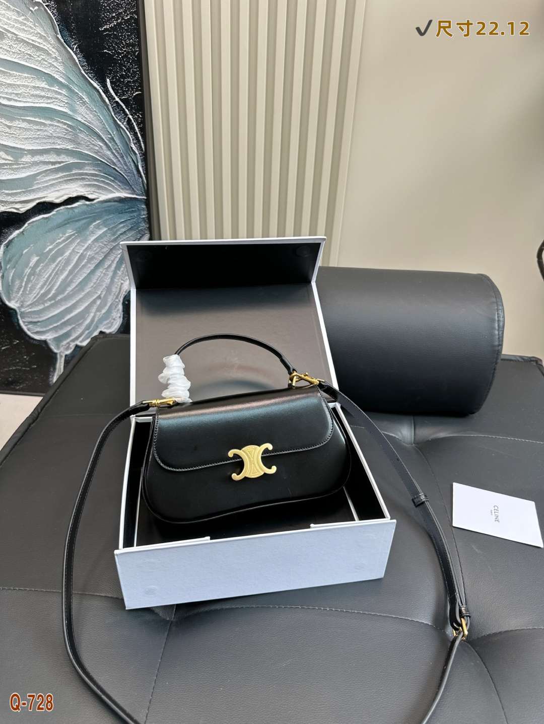 💰370 赛琳 CELINE A凯旋门手提包 越看越顺眼~越背越貌美~有了凯旋门金扣的点缀,视觉上的重点 更加有精致迷人的浪漫 也泰讨巧了叭~ 尺寸:22.12