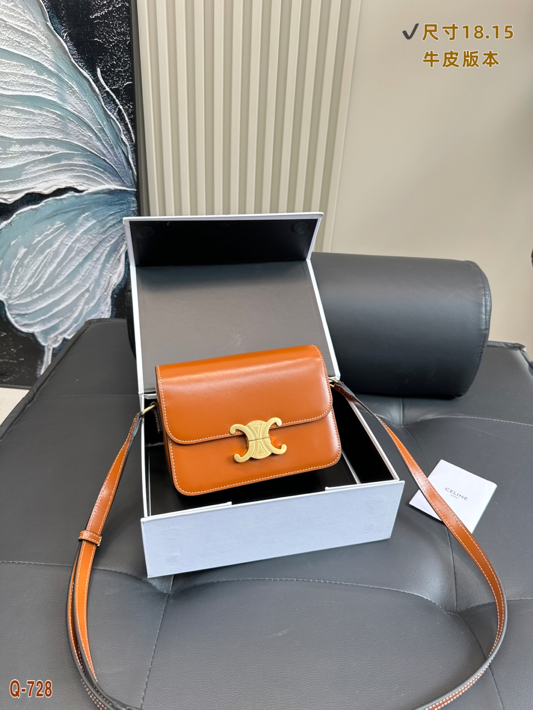 💰400 配折叠盒 CELINE 赛琳凯旋门WOC豆腐包小巧的版型玲珑可爱!牛皮版本 实现斜挎和手拿简单低调感觉,四季百搭款!! 尺寸18.15