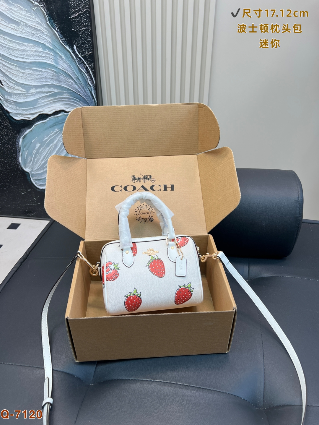 💰295 配礼盒 蔻驰COACH草莓 mini波士顿rowan草莓控呀 看到就挪不开眼睛啦 超级可爱!平时穿衣风格可爱一点的或者玩lolita的入手这个真的好合适! 小小一个很可爱 但是容量出乎意料的大!尺寸17.12cm