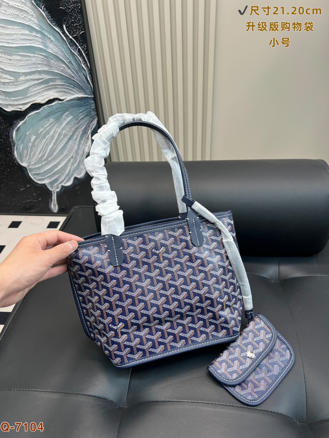 💰150
尺寸21.20cm
戈雅Goyard mini tote 小可愛却有超大容量升级款 面料
看多 Neverfull这种通勤感十足的托特包
Goyard的mini tote 真的爱不释手！
比起常规尺寸更显可爱精致
自重超级超级轻 轻若无物
但是“肚量”超大仿佛能装下整个世界老花一直都是搭配困难症的福音！
Goyard 老花图案休闲大气 日常太好搭配
随意穿一件针织衫＋牛仔裤就能穿出慵懒时髦感
狗牙的真爱粉们在哪里！！
