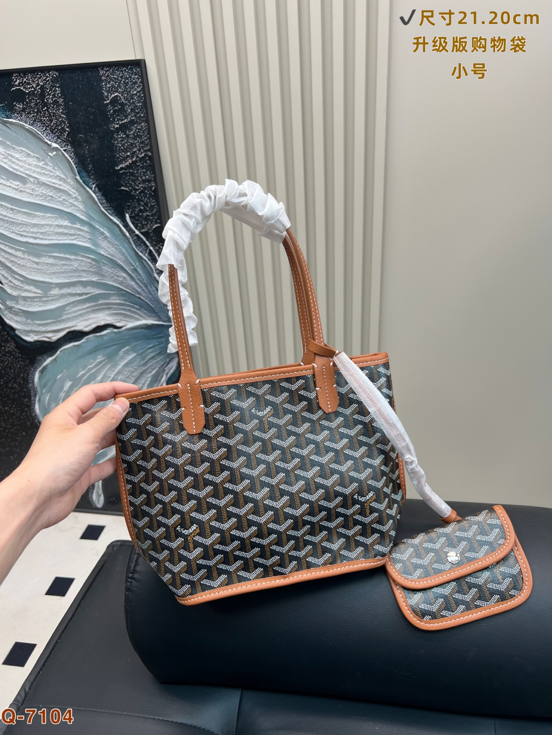 💰150
尺寸21.20cm
戈雅Goyard mini tote 小可愛却有超大容量升级款 面料
看多 Neverfull这种通勤感十足的托特包
Goyard的mini tote 真的爱不释手！
比起常规尺寸更显可爱精致
自重超级超级轻 轻若无物
但是“肚量”超大仿佛能装下整个世界老花一直都是搭配困难症的福音！
Goyard 老花图案休闲大气 日常太好搭配
随意穿一件针织衫＋牛仔裤就能穿出慵懒时髦感
狗牙的真爱粉们在哪里！！
