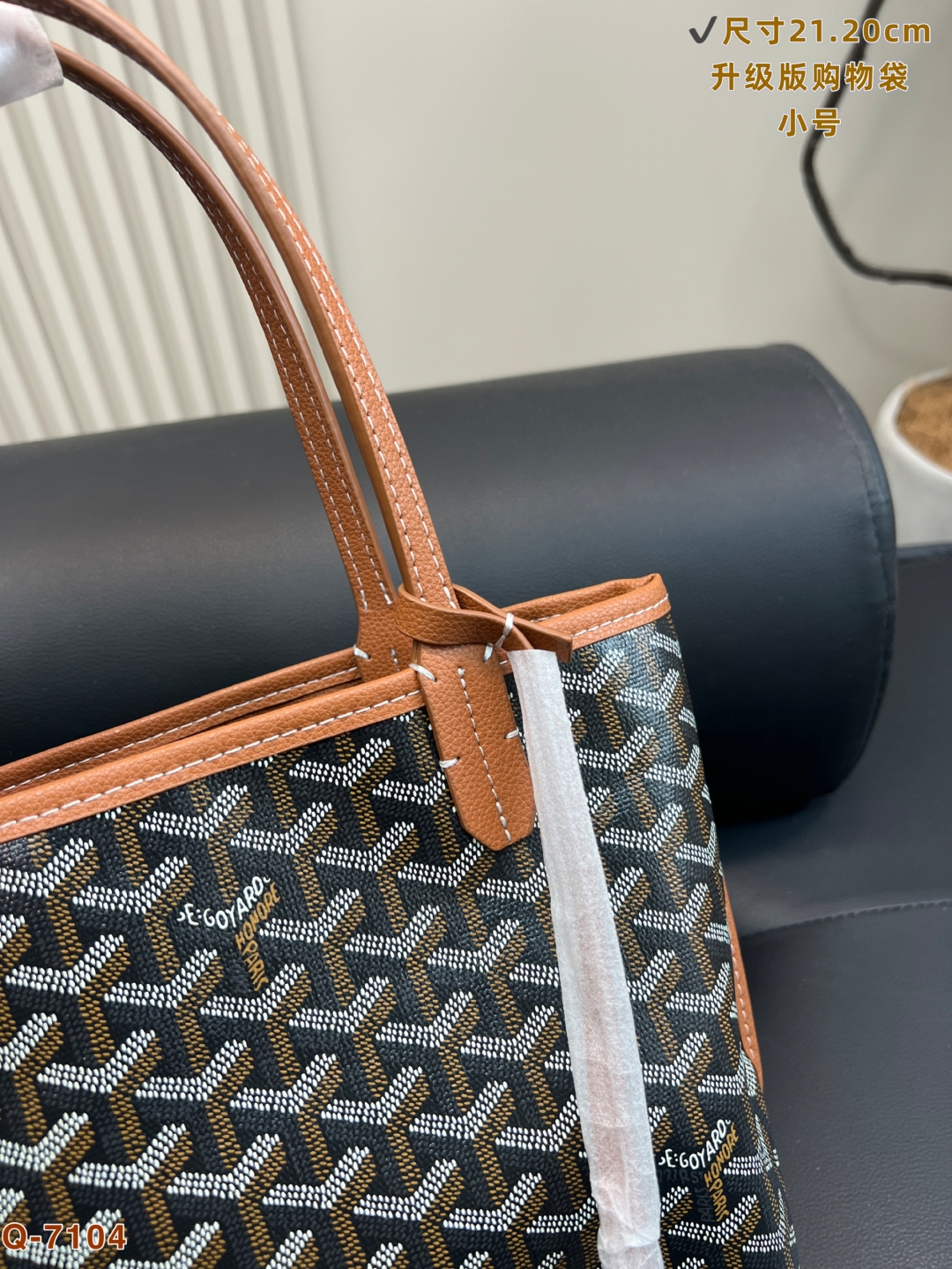 💰150
尺寸21.20cm
戈雅Goyard mini tote 小可愛却有超大容量升级款 面料
看多 Neverfull这种通勤感十足的托特包
Goyard的mini tote 真的爱不释手！
比起常规尺寸更显可爱精致
自重超级超级轻 轻若无物
但是“肚量”超大仿佛能装下整个世界老花一直都是搭配困难症的福音！
Goyard 老花图案休闲大气 日常太好搭配
随意穿一件针织衫＋牛仔裤就能穿出慵懒时髦感
狗牙的真爱粉们在哪里！！
