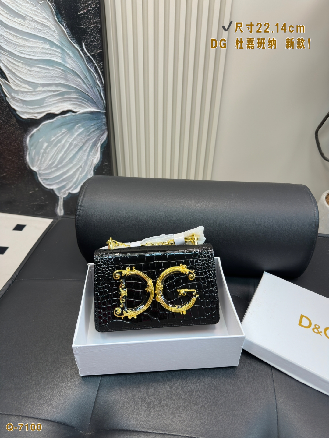 💰175配礼盒
尺寸22.14cm
DG 杜嘉班纳 新款！DOLCE & GABBANA Devotion皮革包
优雅的代名词 超级好看
可单肩可斜挎 超实用的一款 容量很ok 轻松装纳日常随身物品
独特的超大五金 超级大牌呦 这只包真的要安利大家 简直是搭配神器 女王范十足！
