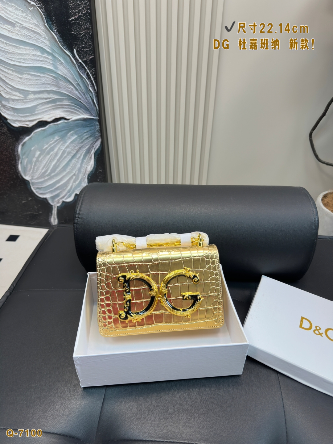 💰175配礼盒
尺寸22.14cm
DG 杜嘉班纳 新款！DOLCE & GABBANA Devotion皮革包
优雅的代名词 超级好看
可单肩可斜挎 超实用的一款 容量很ok 轻松装纳日常随身物品
独特的超大五金 超级大牌呦 这只包真的要安利大家 简直是搭配神器 女王范十足！
