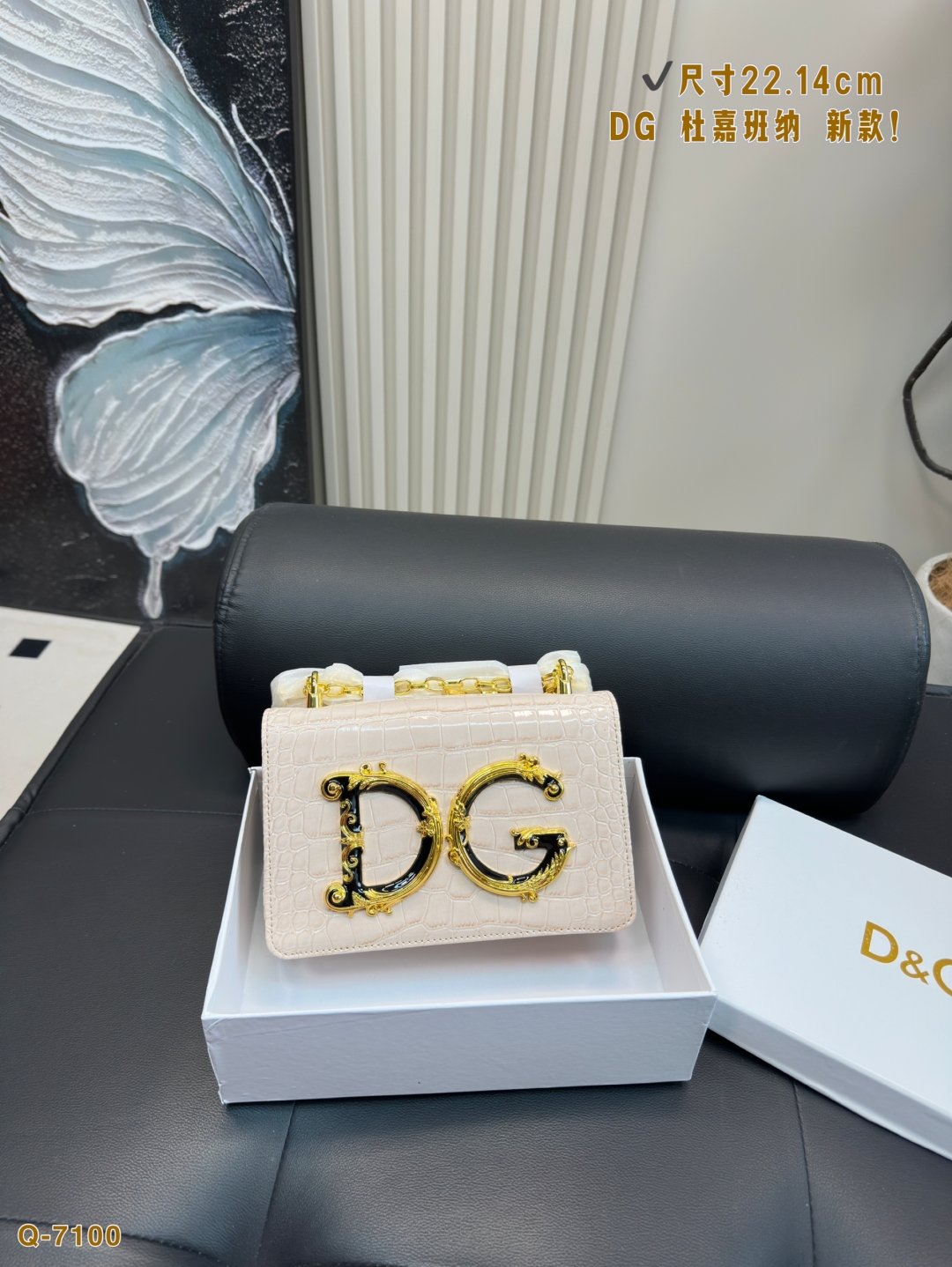 💰175配礼盒
尺寸22.14cm
DG 杜嘉班纳 新款！DOLCE & GABBANA Devotion皮革包
优雅的代名词 超级好看
可单肩可斜挎 超实用的一款 容量很ok 轻松装纳日常随身物品
独特的超大五金 超级大牌呦 这只包真的要安利大家 简直是搭配神器 女王范十足！
