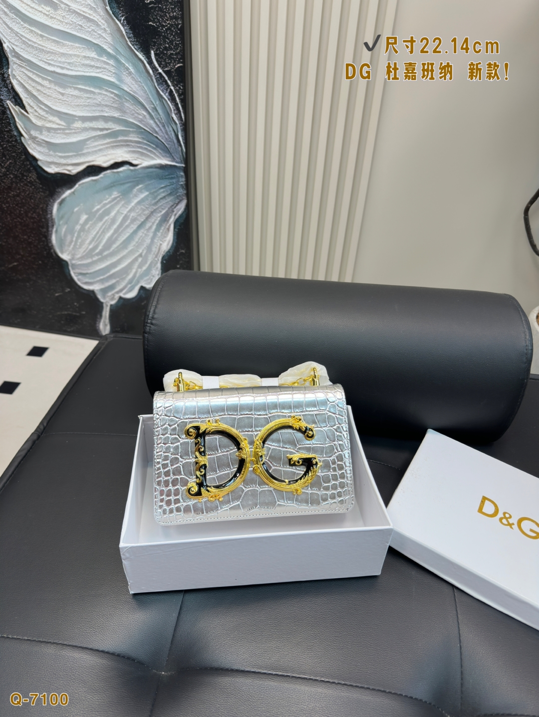 💰175配礼盒
尺寸22.14cm
DG 杜嘉班纳 新款！DOLCE & GABBANA Devotion皮革包
优雅的代名词 超级好看
可单肩可斜挎 超实用的一款 容量很ok 轻松装纳日常随身物品
独特的超大五金 超级大牌呦 这只包真的要安利大家 简直是搭配神器 女王范十足！
