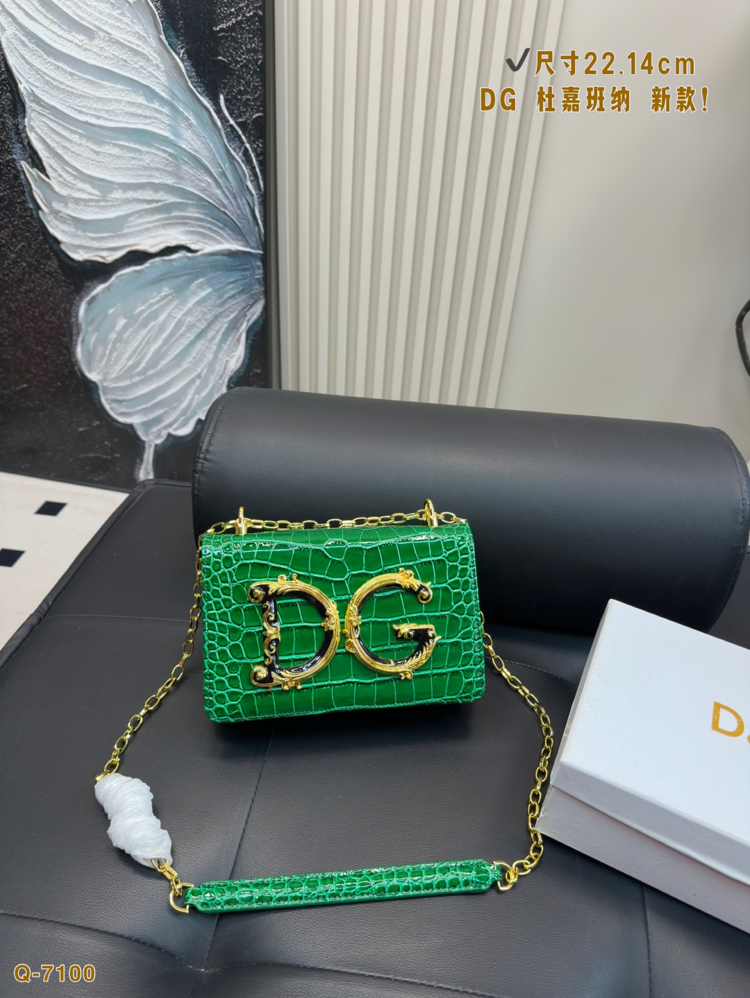 💰175配礼盒
尺寸22.14cm
DG 杜嘉班纳 新款！DOLCE & GABBANA Devotion皮革包
优雅的代名词 超级好看
可单肩可斜挎 超实用的一款 容量很ok 轻松装纳日常随身物品
独特的超大五金 超级大牌呦 这只包真的要安利大家 简直是搭配神器 女王范十足！

