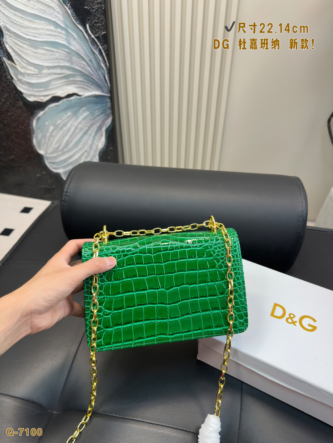 💰175配礼盒
尺寸22.14cm
DG 杜嘉班纳 新款！DOLCE & GABBANA Devotion皮革包
优雅的代名词 超级好看
可单肩可斜挎 超实用的一款 容量很ok 轻松装纳日常随身物品
独特的超大五金 超级大牌呦 这只包真的要安利大家 简直是搭配神器 女王范十足！

