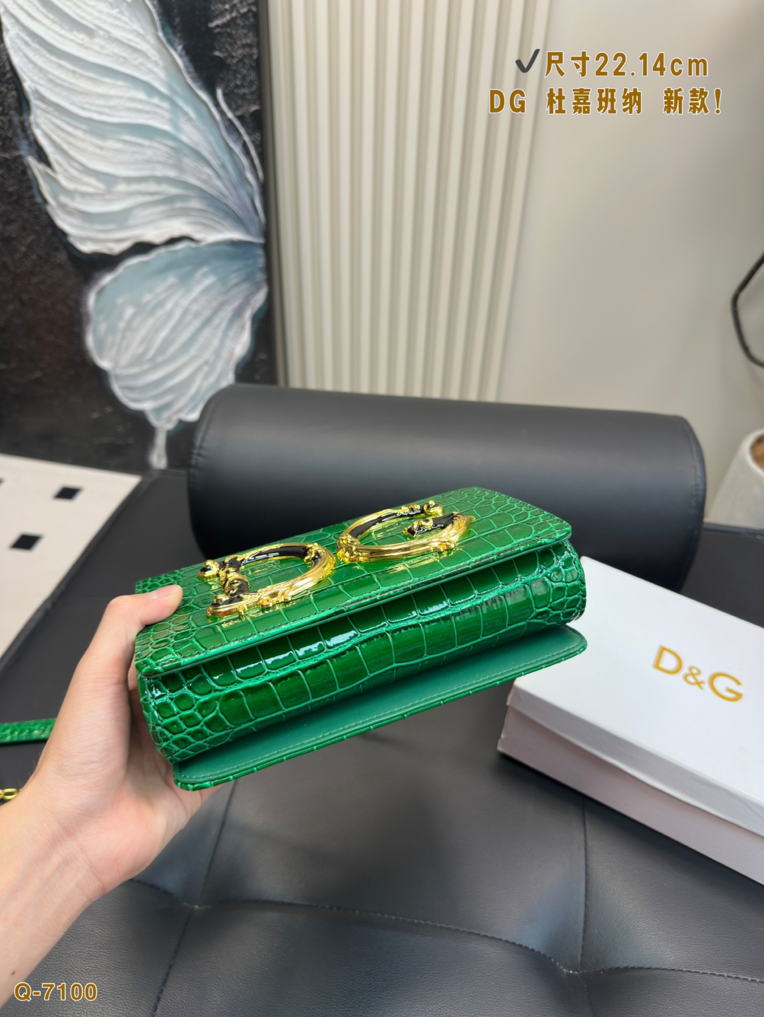 💰175配礼盒
尺寸22.14cm
DG 杜嘉班纳 新款！DOLCE & GABBANA Devotion皮革包
优雅的代名词 超级好看
可单肩可斜挎 超实用的一款 容量很ok 轻松装纳日常随身物品
独特的超大五金 超级大牌呦 这只包真的要安利大家 简直是搭配神器 女王范十足！

