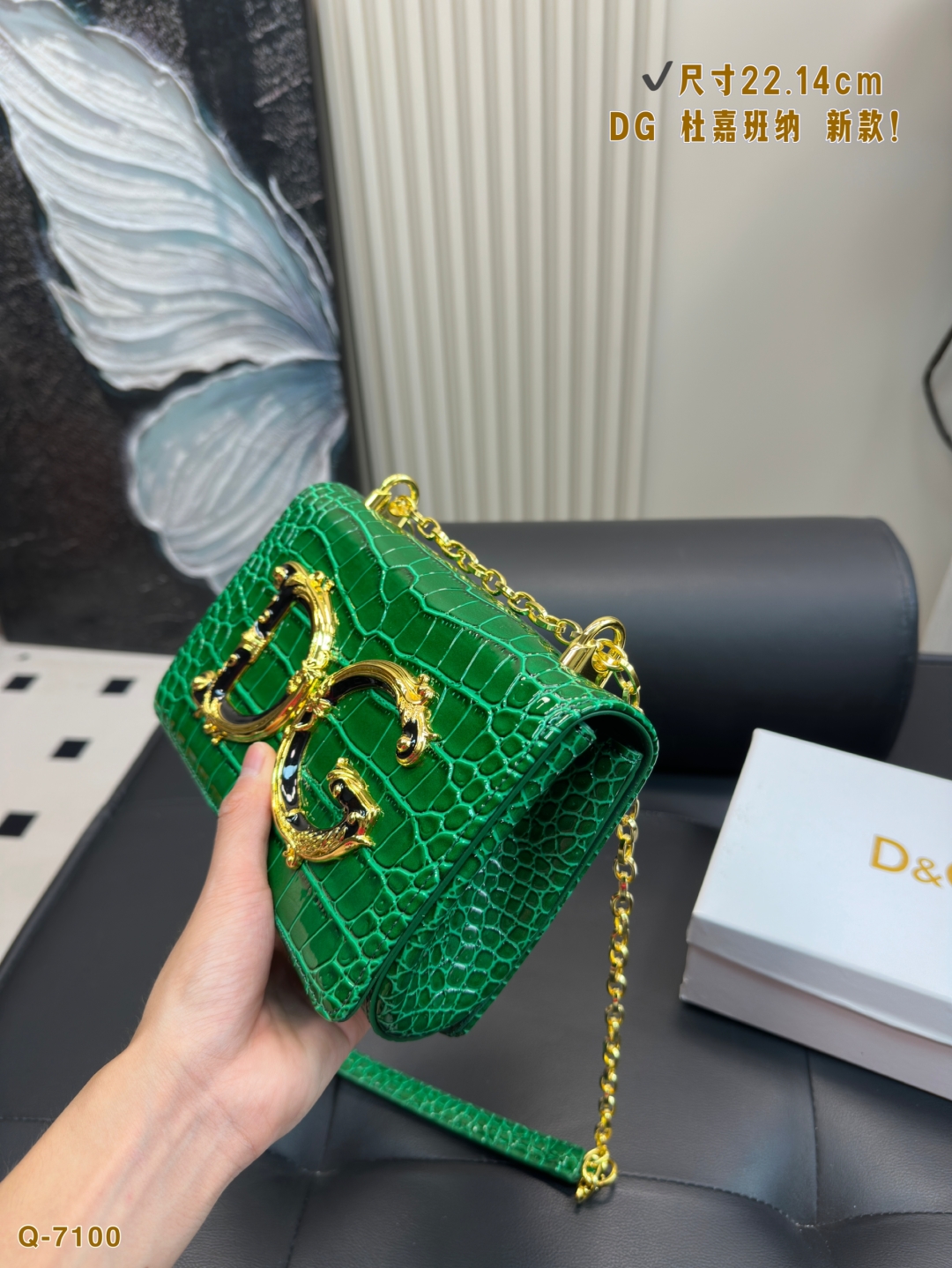 💰175配礼盒
尺寸22.14cm
DG 杜嘉班纳 新款！DOLCE & GABBANA Devotion皮革包
优雅的代名词 超级好看
可单肩可斜挎 超实用的一款 容量很ok 轻松装纳日常随身物品
独特的超大五金 超级大牌呦 这只包真的要安利大家 简直是搭配神器 女王范十足！

