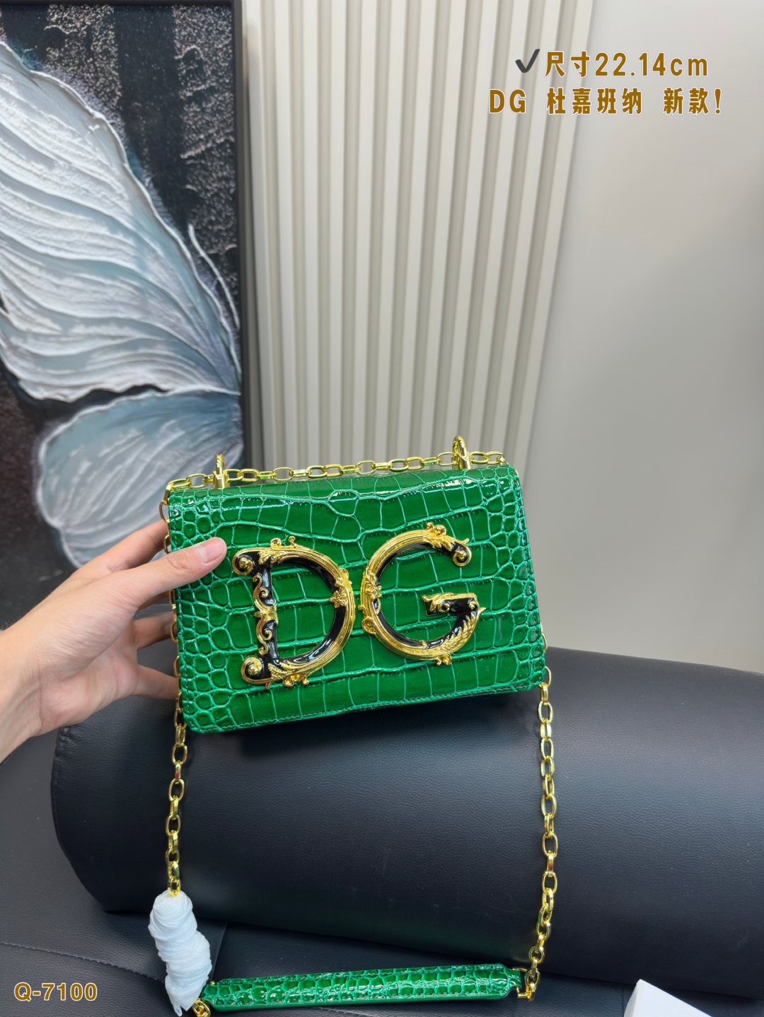 💰175配礼盒
尺寸22.14cm
DG 杜嘉班纳 新款！DOLCE & GABBANA Devotion皮革包
优雅的代名词 超级好看
可单肩可斜挎 超实用的一款 容量很ok 轻松装纳日常随身物品
独特的超大五金 超级大牌呦 这只包真的要安利大家 简直是搭配神器 女王范十足！

