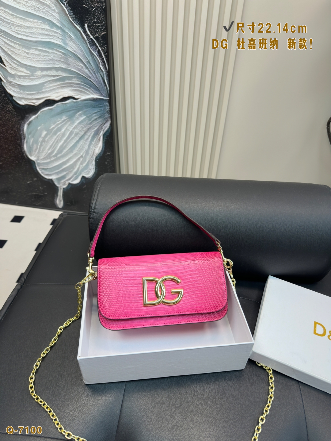 💰155配礼盒
尺寸22.14cm
DG 杜嘉班纳 新款！DOLCE & GABBANA Devotion皮革包
优雅的代名词 超级好看
可单肩可斜挎 超实用的一款 容量很ok 轻松装纳日常随身物品
超级大牌呦 这只包真的要安利大家 简直是搭配神器 女王范十足！

