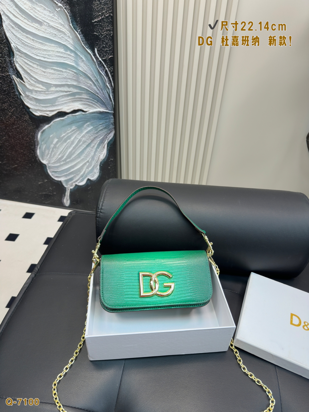 💰155配礼盒
尺寸22.14cm
DG 杜嘉班纳 新款！DOLCE & GABBANA Devotion皮革包
优雅的代名词 超级好看
可单肩可斜挎 超实用的一款 容量很ok 轻松装纳日常随身物品
超级大牌呦 这只包真的要安利大家 简直是搭配神器 女王范十足！

