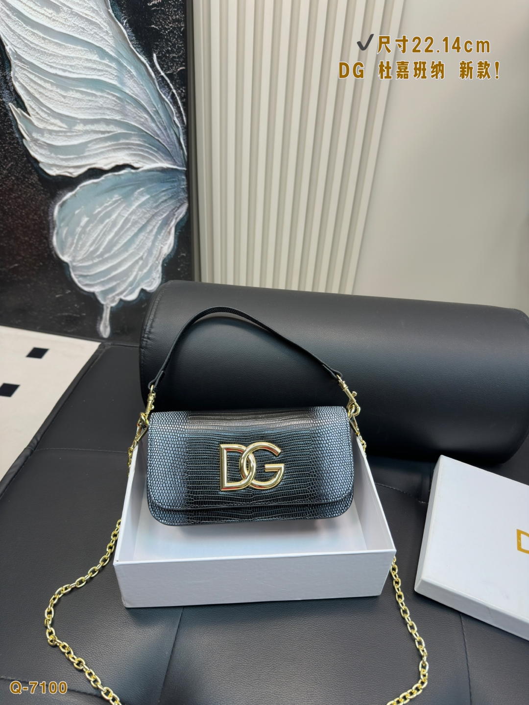💰155配礼盒
尺寸22.14cm
DG 杜嘉班纳 新款！DOLCE & GABBANA Devotion皮革包
优雅的代名词 超级好看
可单肩可斜挎 超实用的一款 容量很ok 轻松装纳日常随身物品
超级大牌呦 这只包真的要安利大家 简直是搭配神器 女王范十足！

