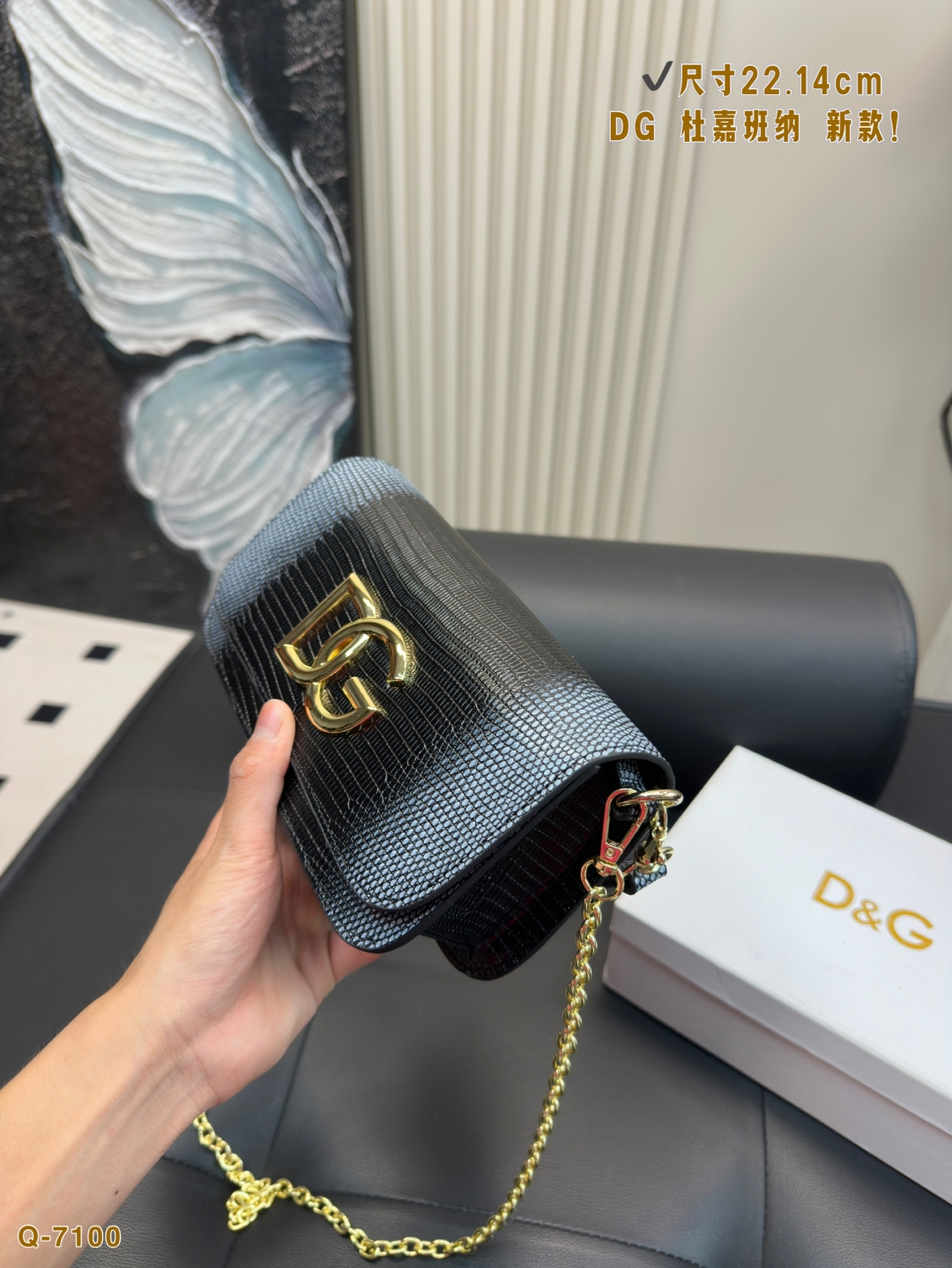 💰155配礼盒
尺寸22.14cm
DG 杜嘉班纳 新款！DOLCE & GABBANA Devotion皮革包
优雅的代名词 超级好看
可单肩可斜挎 超实用的一款 容量很ok 轻松装纳日常随身物品
超级大牌呦 这只包真的要安利大家 简直是搭配神器 女王范十足！

