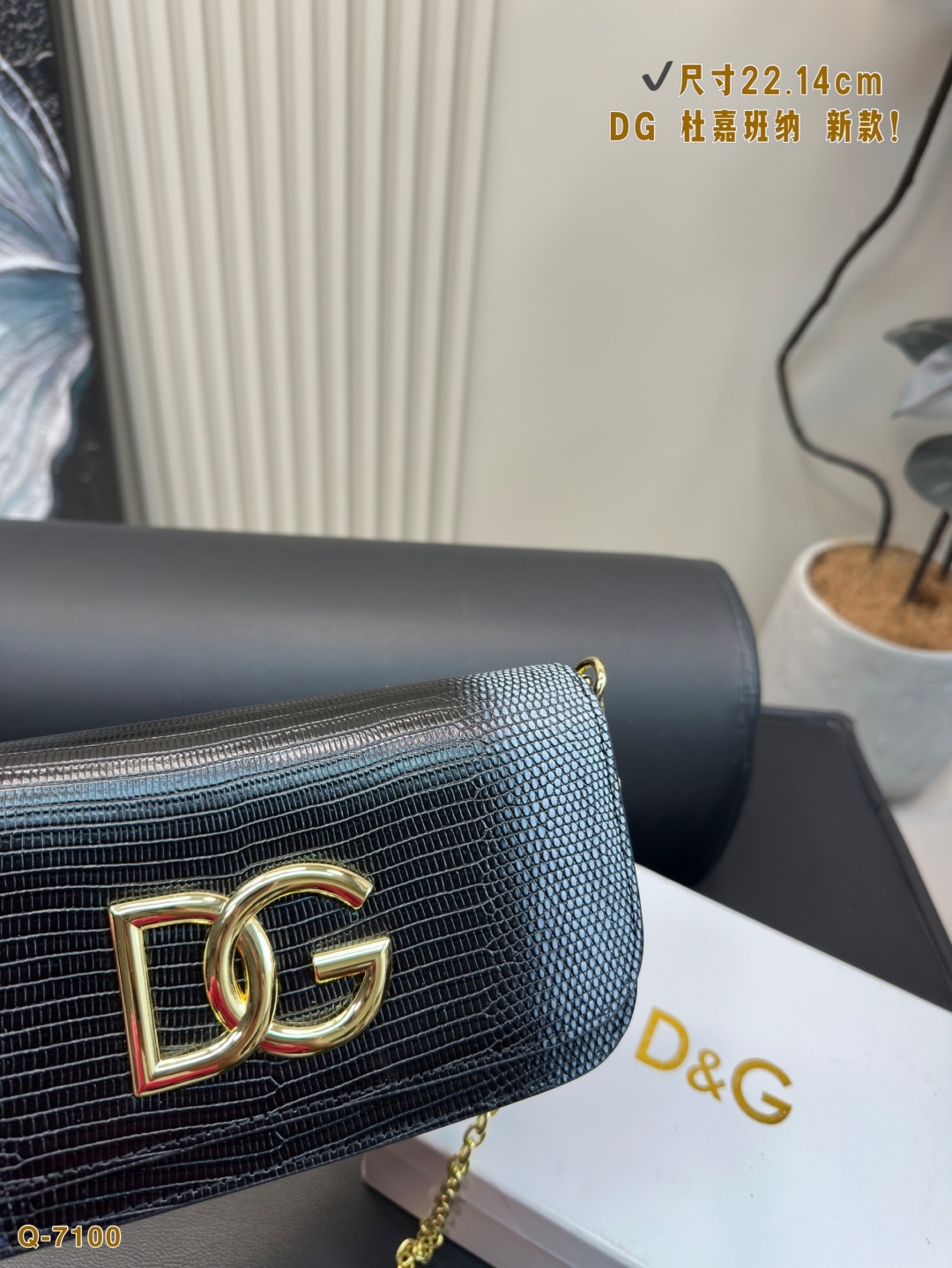 💰155配礼盒
尺寸22.14cm
DG 杜嘉班纳 新款！DOLCE & GABBANA Devotion皮革包
优雅的代名词 超级好看
可单肩可斜挎 超实用的一款 容量很ok 轻松装纳日常随身物品
超级大牌呦 这只包真的要安利大家 简直是搭配神器 女王范十足！

