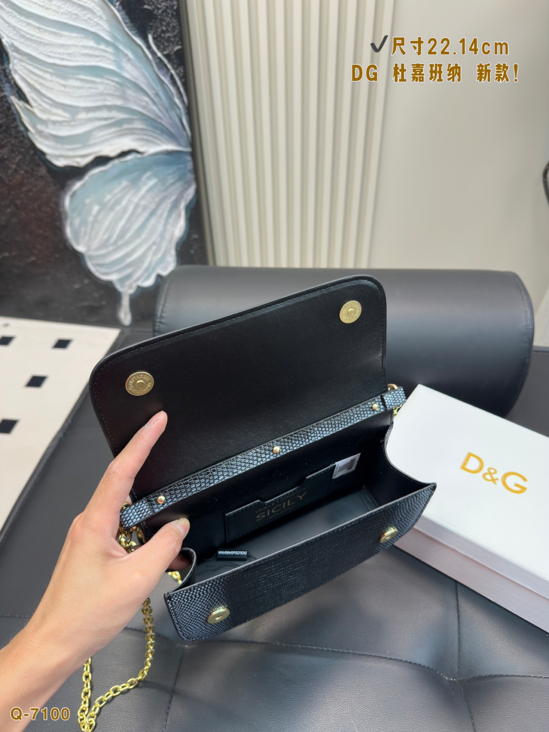 💰155配礼盒
尺寸22.14cm
DG 杜嘉班纳 新款！DOLCE & GABBANA Devotion皮革包
优雅的代名词 超级好看
可单肩可斜挎 超实用的一款 容量很ok 轻松装纳日常随身物品
超级大牌呦 这只包真的要安利大家 简直是搭配神器 女王范十足！


