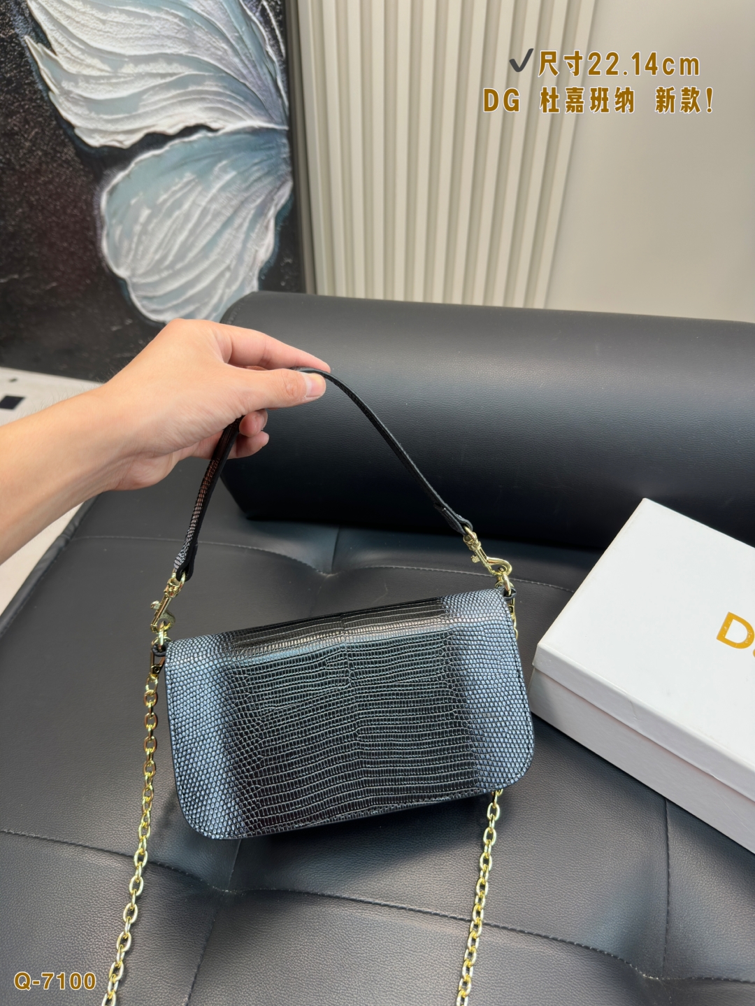💰155配礼盒
尺寸22.14cm
DG 杜嘉班纳 新款！DOLCE & GABBANA Devotion皮革包
优雅的代名词 超级好看
可单肩可斜挎 超实用的一款 容量很ok 轻松装纳日常随身物品
超级大牌呦 这只包真的要安利大家 简直是搭配神器 女王范十足！

