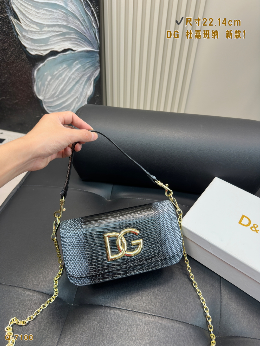 💰155配礼盒
尺寸22.14cm
DG 杜嘉班纳 新款！DOLCE & GABBANA Devotion皮革包
优雅的代名词 超级好看
可单肩可斜挎 超实用的一款 容量很ok 轻松装纳日常随身物品
超级大牌呦 这只包真的要安利大家 简直是搭配神器 女王范十足！

