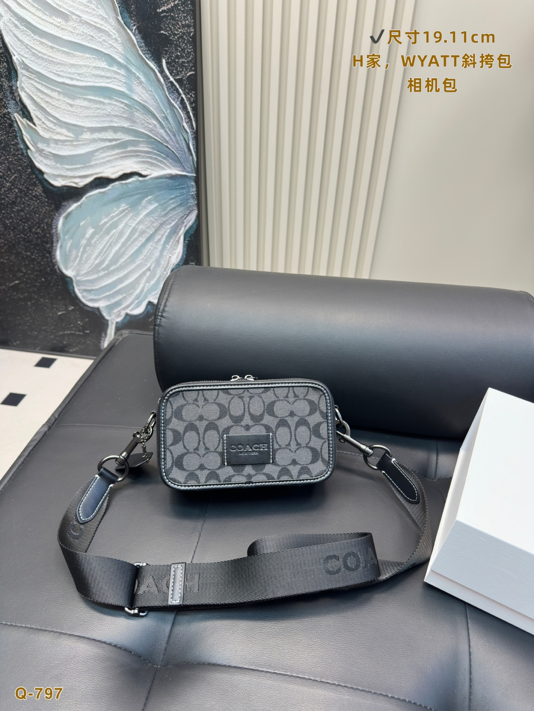 💰285 配折叠盒 尺寸19.11cm COACH•蔻驰相机包 蔻驰真的是风格百变 有被这个男款相机包吸引嘛 很适合日常背的小斜挎包，而且是两用还能当做手拿包