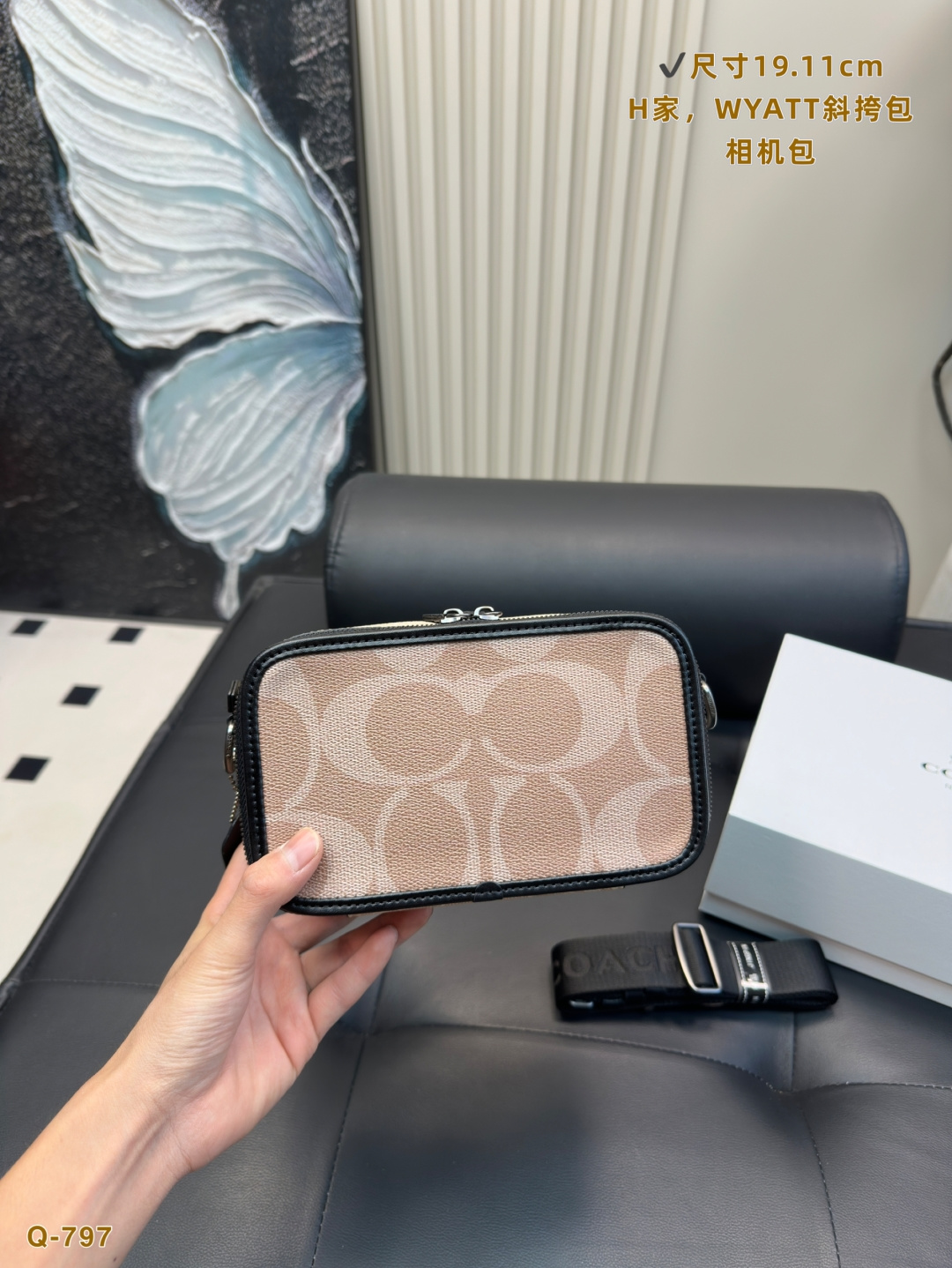 💰285 配折叠盒 尺寸19.11cm COACH•蔻驰相机包 蔻驰真的是风格百变 有被这个男款相机包吸引嘛 很适合日常背的小斜挎包，而且是两用还能当做手拿包