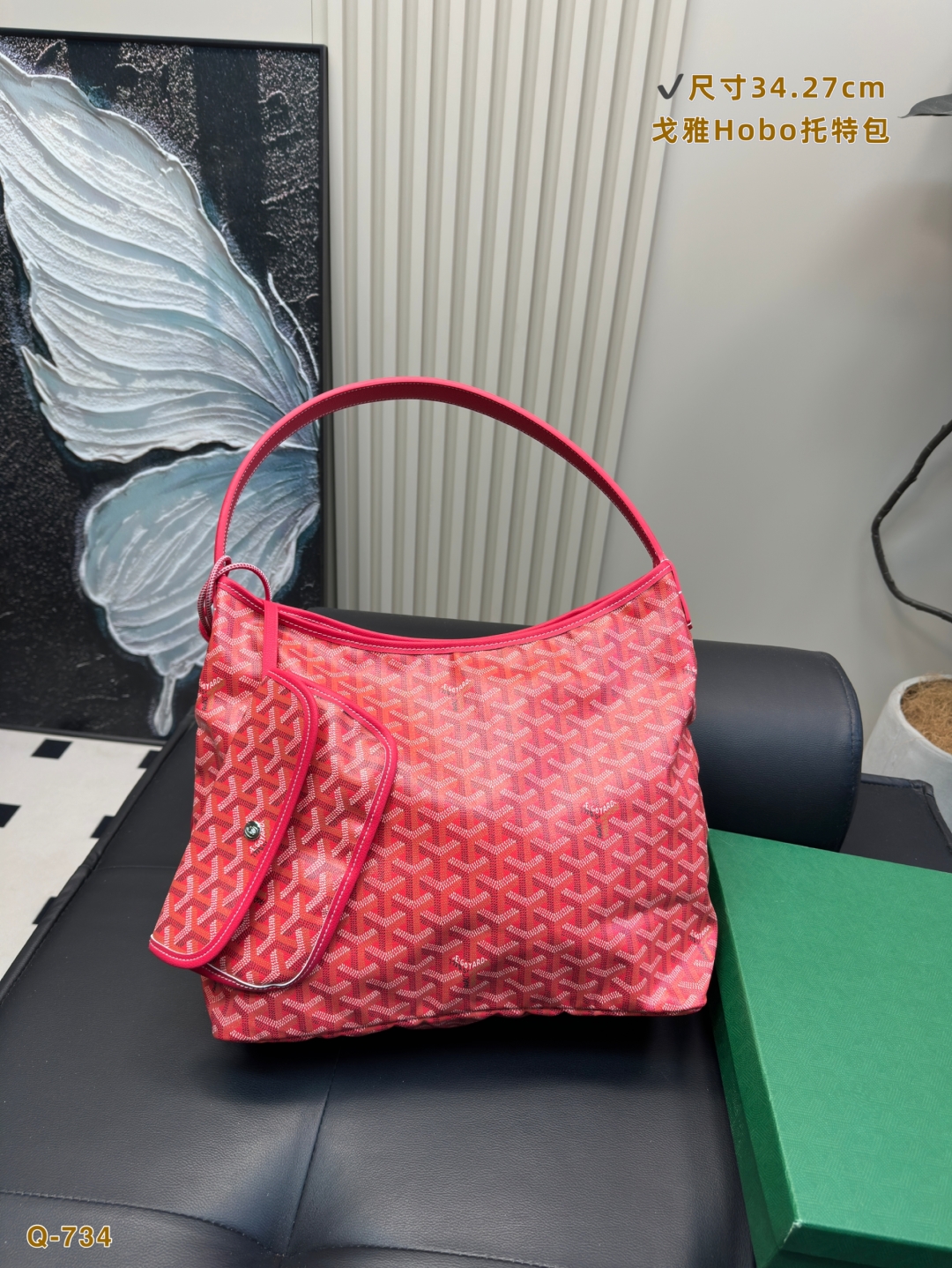 💰385配礼盒 尺寸34.27cm 戈雅Goyard HOBO 腋下托特包看大家都在为了黑色灰色抢破头 我想说看看天蓝色吧和红色吧 实物比照片美太多 就是一整个百搭休闲有活力 Goyard hobo很轻就是一个帆布袋的重量吧 但是它有拉链,肩带也很贴合一点都不勒人 容量很大苹果笔记本还有i💰ad 💰ro都可以放进去