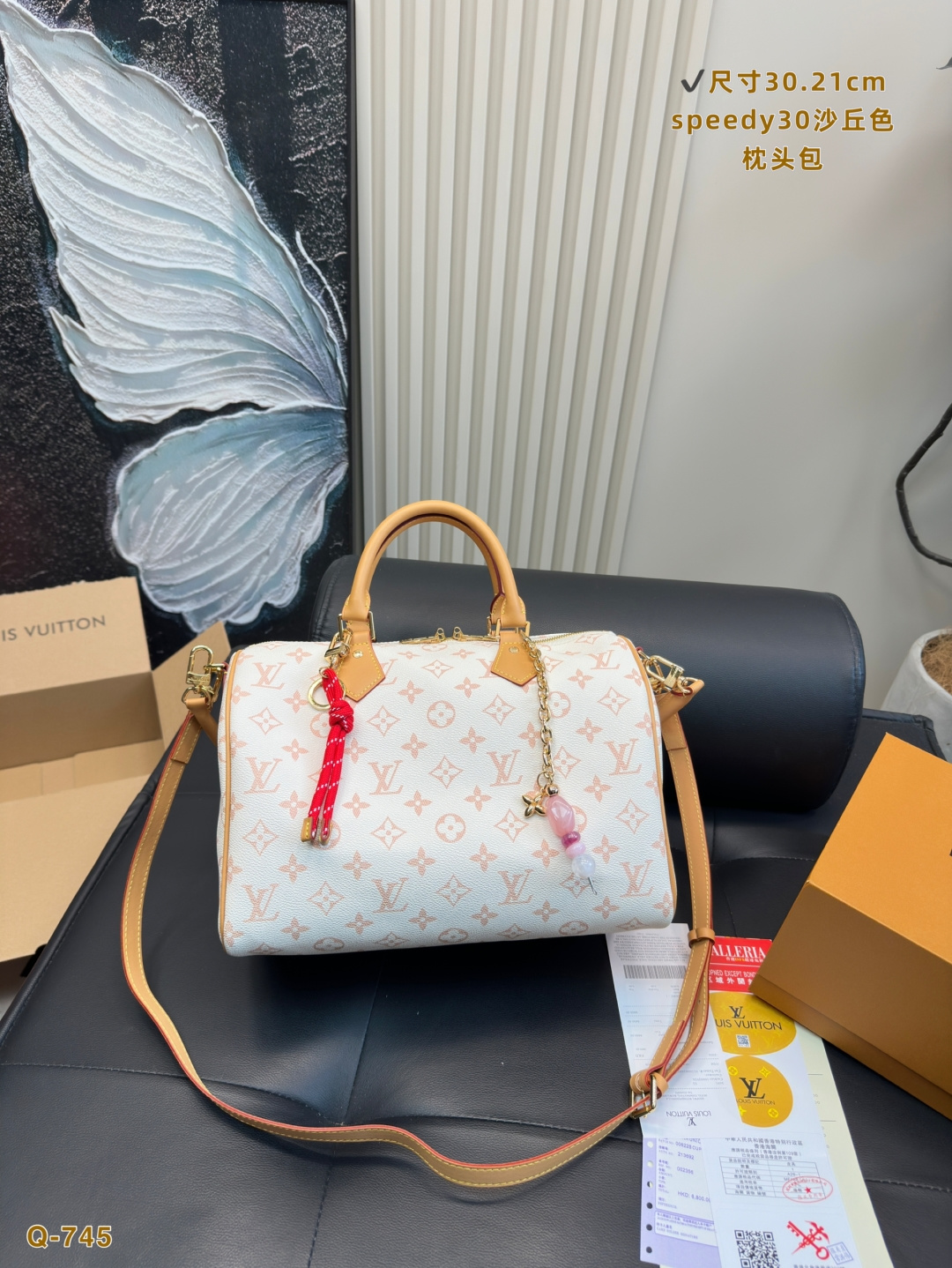 💰385配全套礼 尺寸30.21cm LVs💰eedy30沙丘色枕头包 适合各种OOTD穿搭 随意慵懒 整个包包特别有型挺阔松弛 还搭配多款今年流行风挂件 属于男女皆可的经典尺寸大小，挂件装饰均可拆卸，拆掉就是超百搭的经典款了