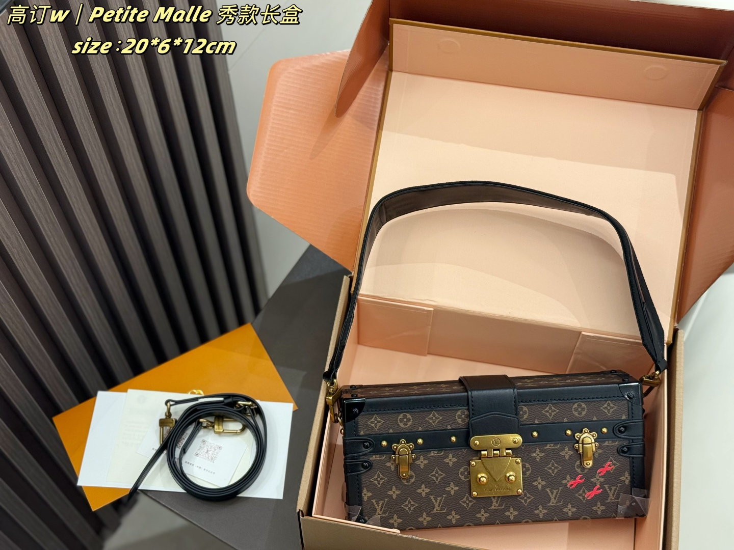 P293 Show Model With Gift Box | | Lv Petite Malle Presbyopic Hard Box, Inspired By The Brand's Classic Suitcase, Monogram Presbyopic Canvas + Black Leather Frame + Metal Lock, Retro And Exquisite. Internal Wooden Structure, Sheepskin Lining, Magnetic Opening And Closing All Around, Safe And Convenient. Although The Capacity Is Small, It Is Very Recognizable. It Can Be Carried By Hand, On The Shoulder Or Cross-body. It Can Be Easily Carried By Both Men And Women. It Is A Very Popular Collection In The Fashion Circle | Size: 20 6 12cm