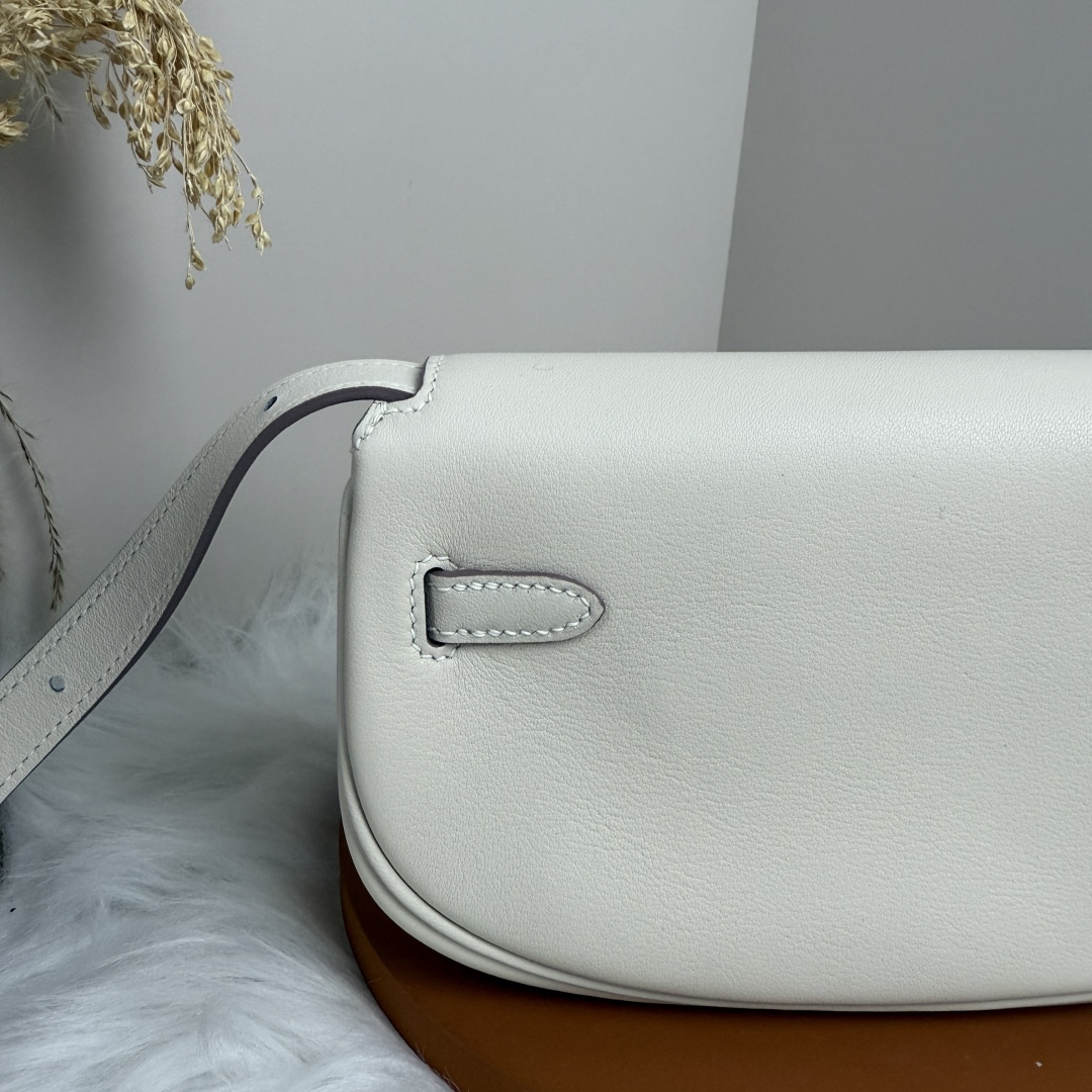 Hermes Kelly Moove Bag, Swift Leather, Silver Hardware - Elegant Moon Bag 5 cmp i1741239157689 6853 0 4