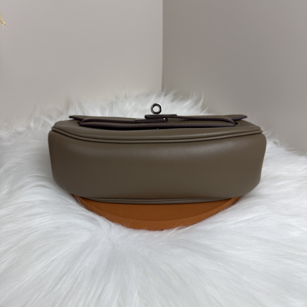 Hermès Kelly Moove Bag, Elephant Gray Swift Leather, Silver Hardware - Chic & Compact 3 cmp i1741241179043 9405 0 2