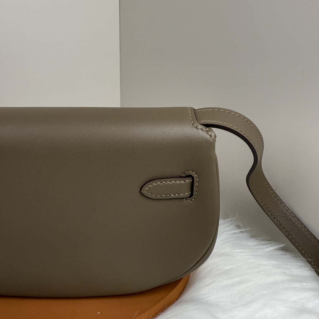 Hermès Kelly Moove Bag, Elephant Gray Swift Leather, Silver Hardware - Chic & Compact 6 cmp i1741241179052 1887 0 5