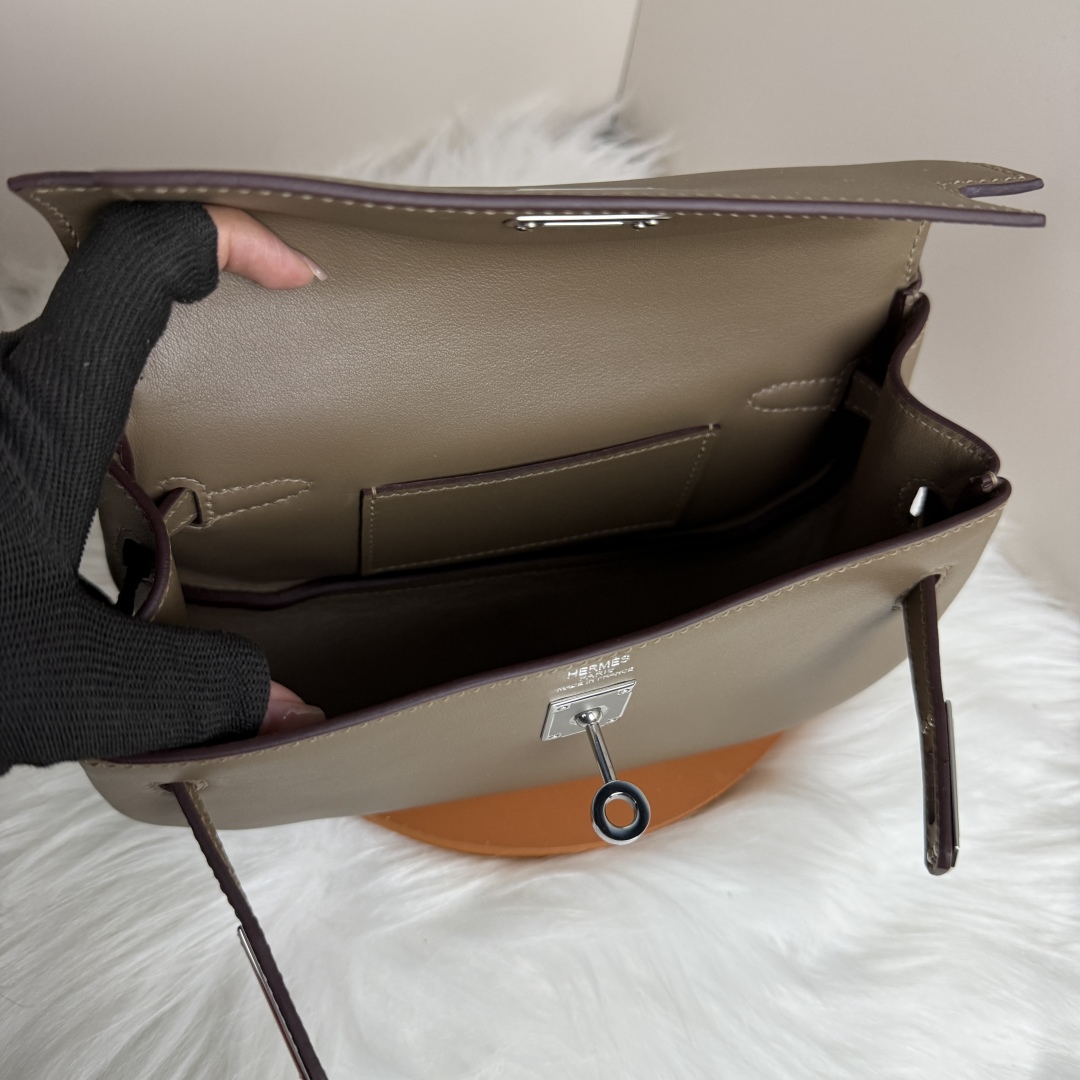 Hermès Kelly Moove Bag, Elephant Gray Swift Leather, Silver Hardware - Chic & Compact 9 cmp i1741241181164 4862 0 8