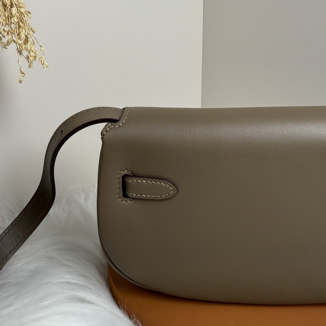 Hermès Kelly Moove Bag, Elephant Gray Swift Leather, Silver Hardware - Chic & Compact 5 cmp i1741241181176 1615 0 4